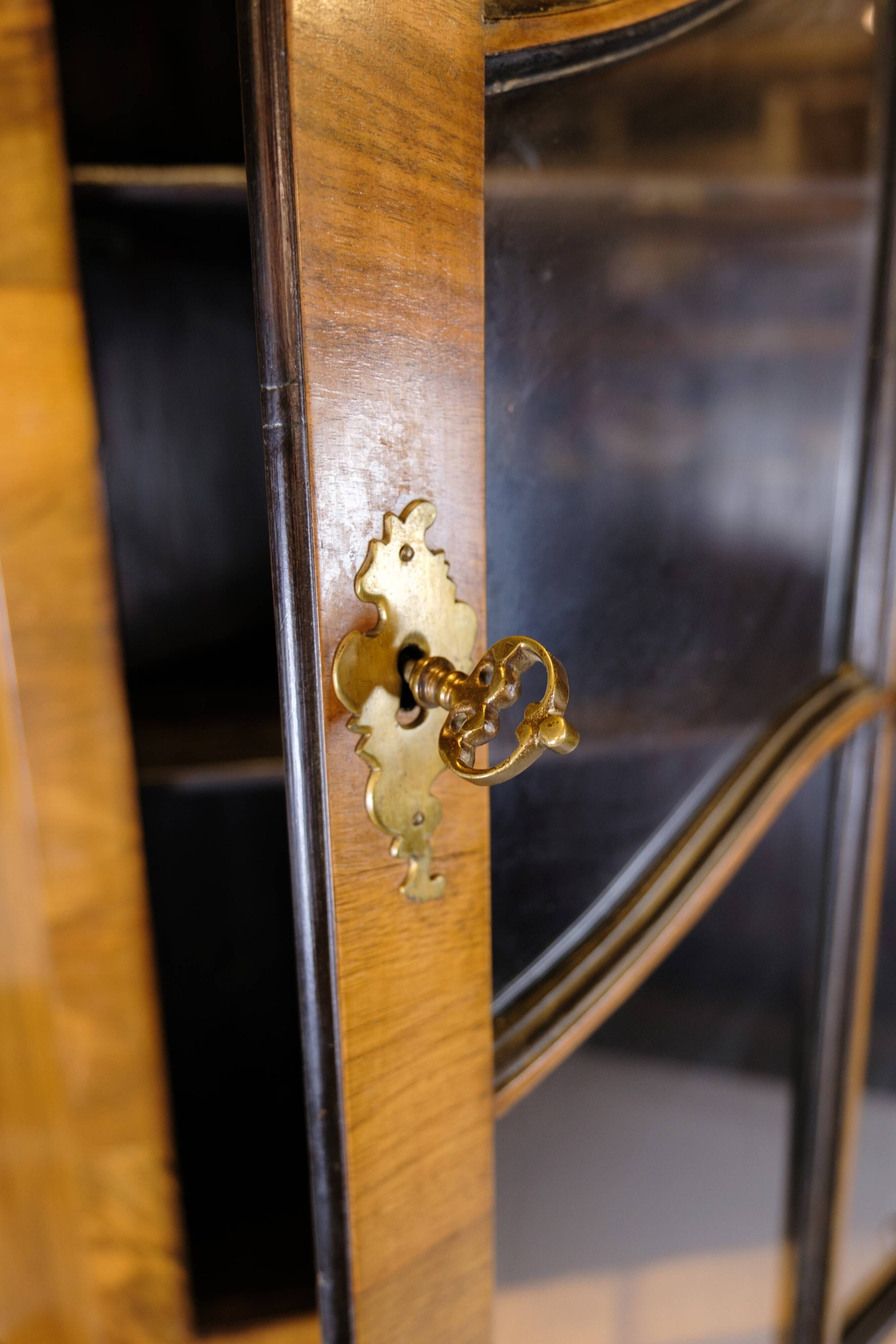 Antique display case/corner cabinet - Baroque style - walnut - glass door with bars - circa 1900