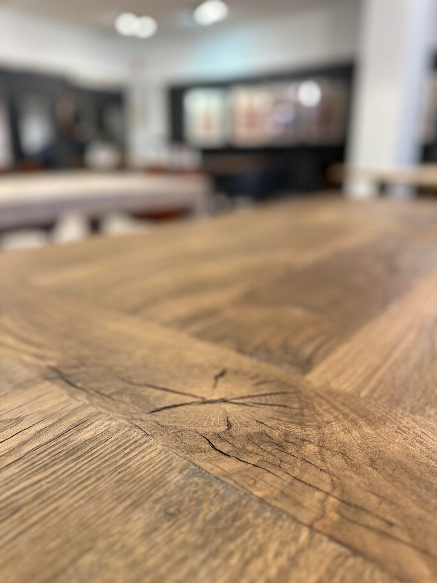 Table solid centenary firm top with matt black metal foot