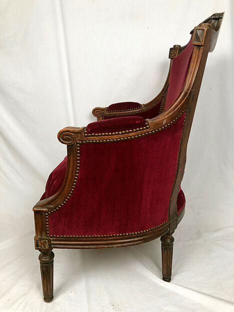 Bergère de style louis xvi garnie de velours rouge sombre, début xixe