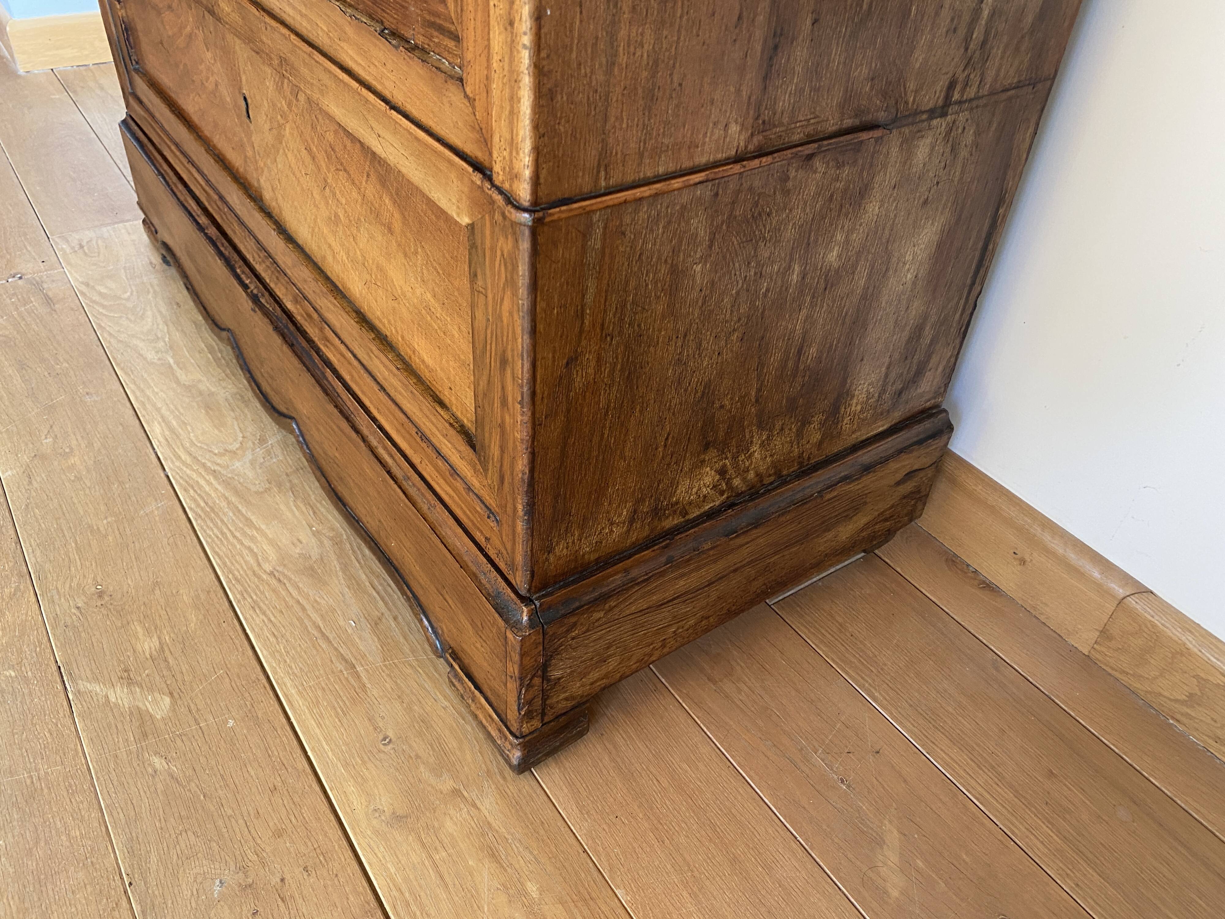 Bonnetière wardrobe