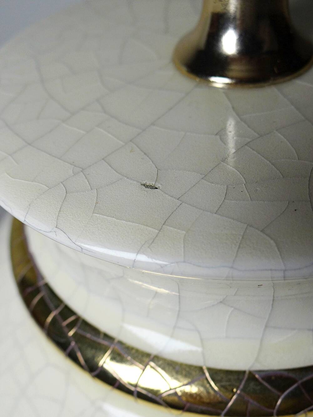 Ivory crackled earthenware lamp, in the style of vintage Le Dauphin.
