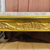 Table basse style Louis XVI – Marbre et structure bronze dorée