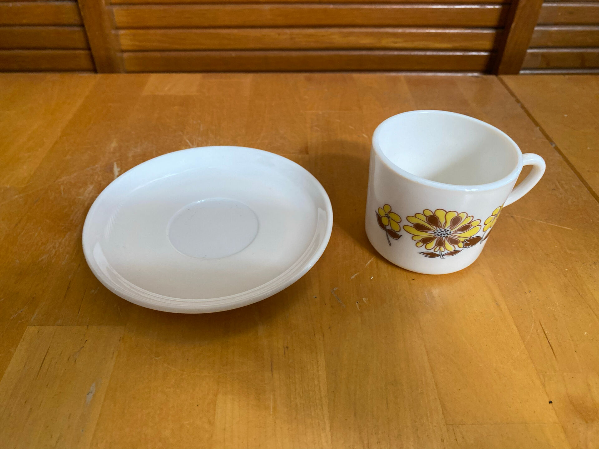 Series 8 cups & saucers sovirel white ceramic flower power fr