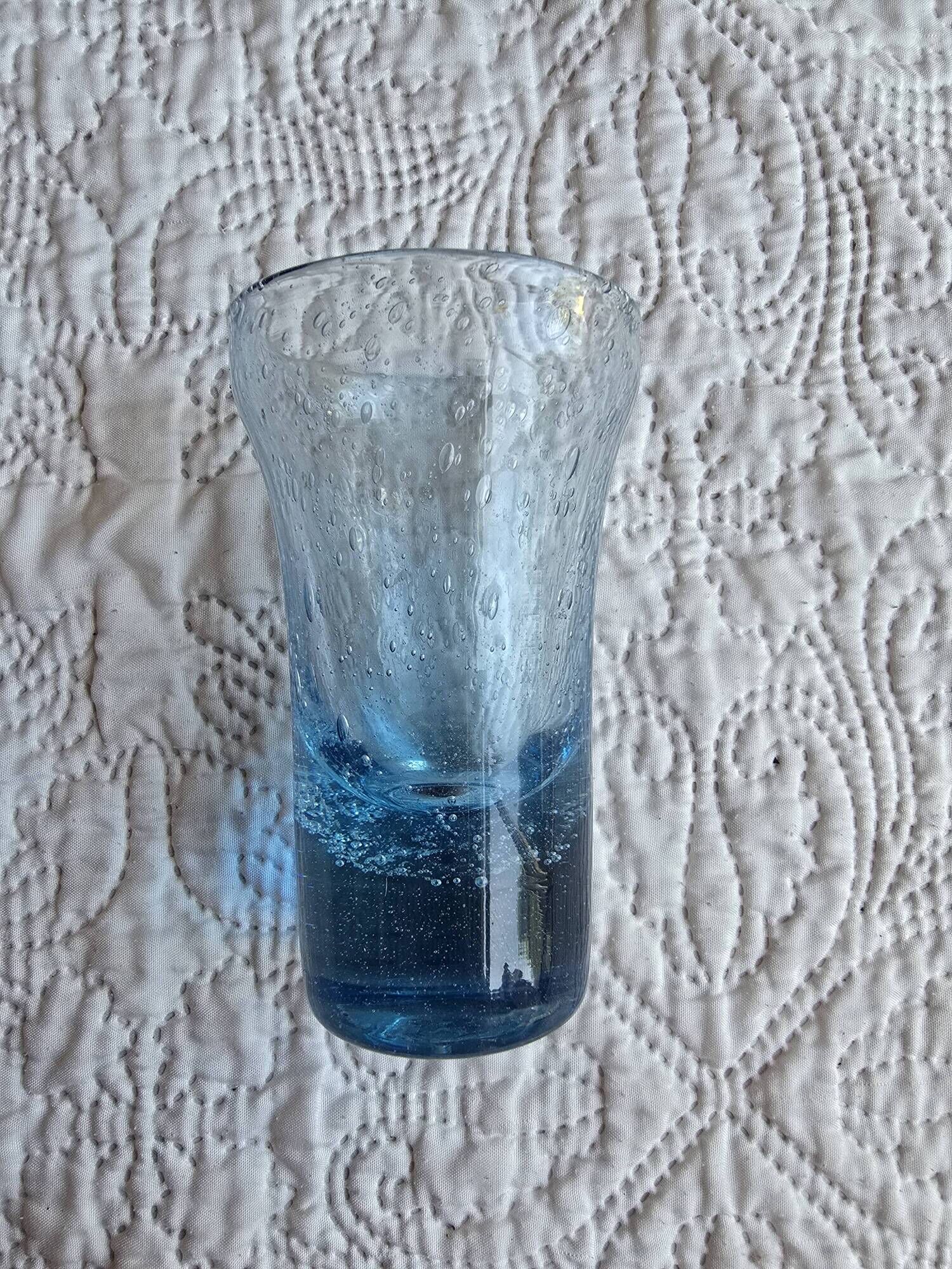 Vase soliflore en verre bullé bleu signé Biot