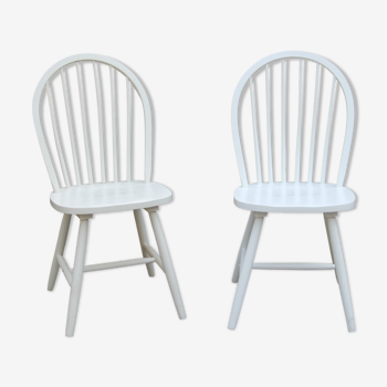 Deux chaises repeintes en blanc