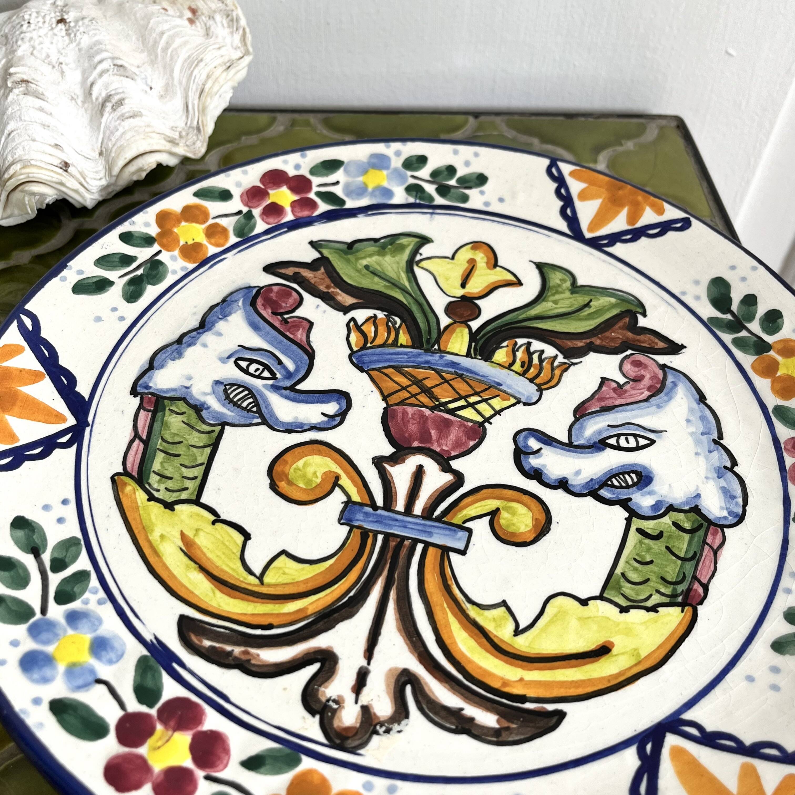 Assiette céramique décorative aux griffons