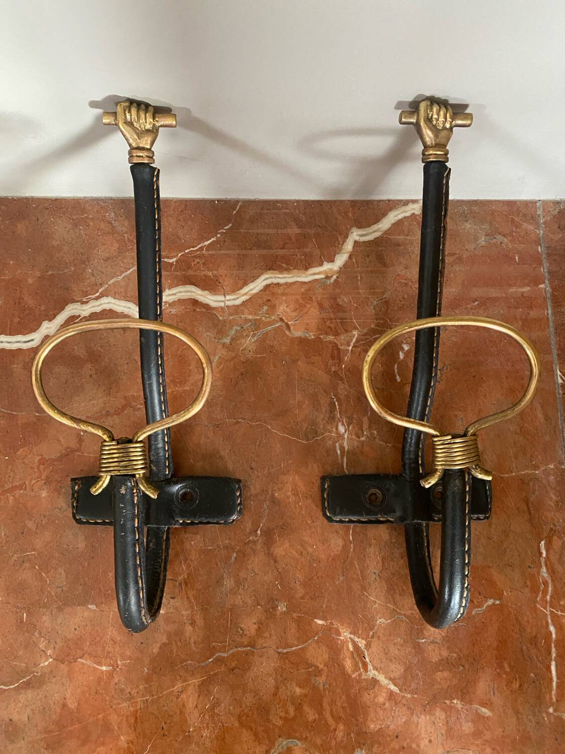 Paire de patères cuir et bronze mains