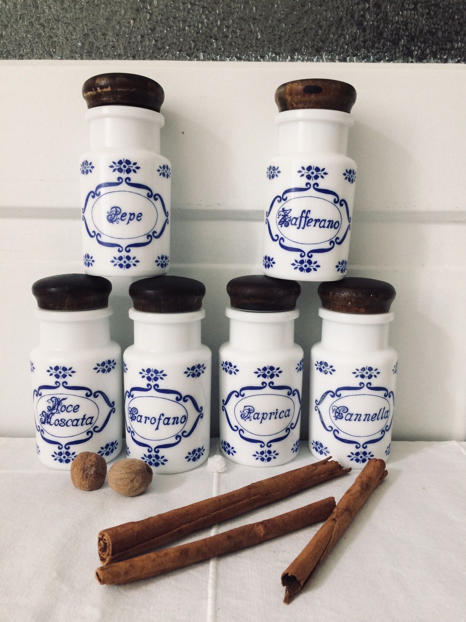 Série de 6 pots à épices vintage en opaline blanche