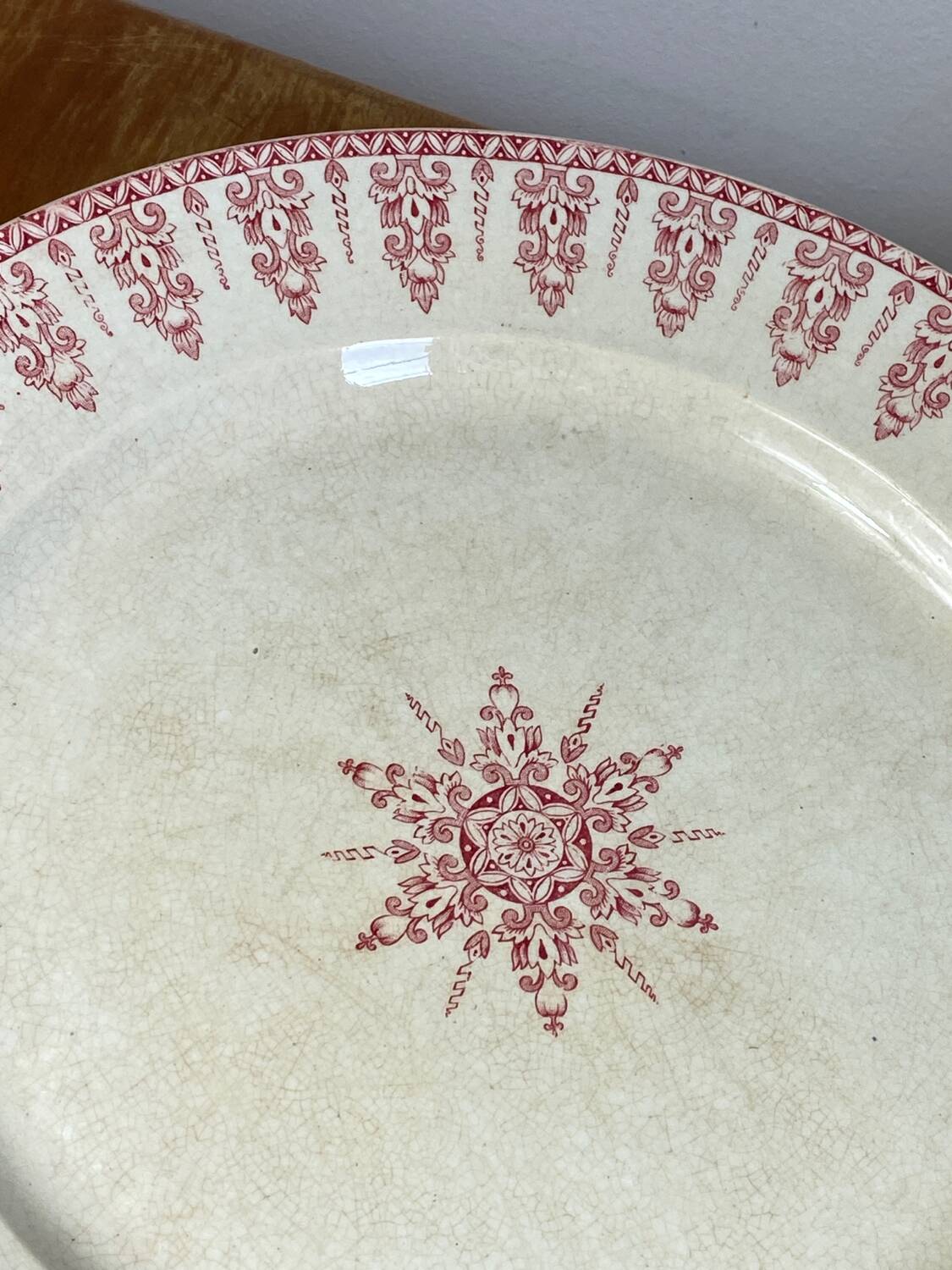 Antique Hiens porcelain dish, iron earth