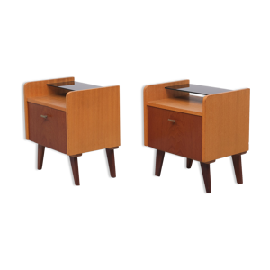 Deux tables de nuit en