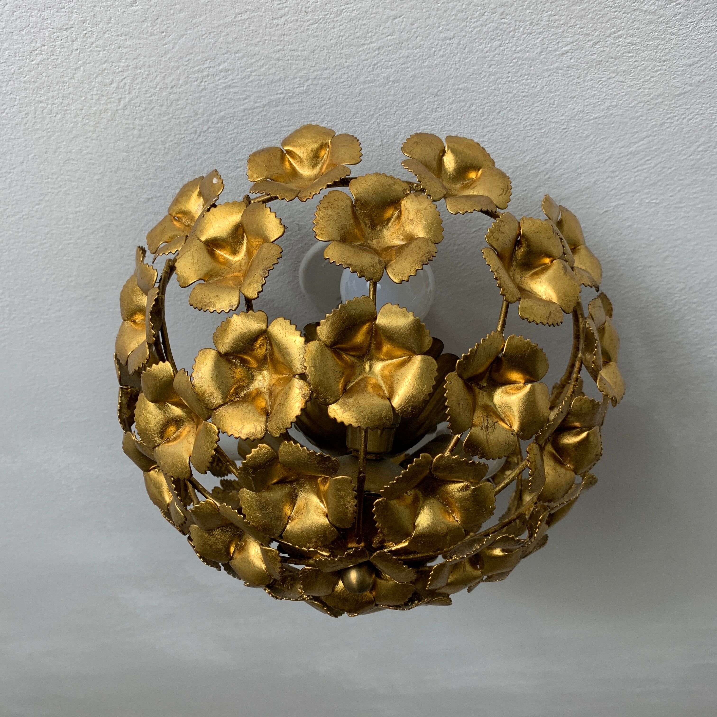 Ceiling lamp floral decoration in gilded metal