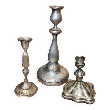 Lot de trois bougeoirs argentés