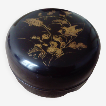 Large round lacquered wooden box with Asian decor