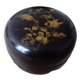 Large round lacquered wooden box with Asian decor