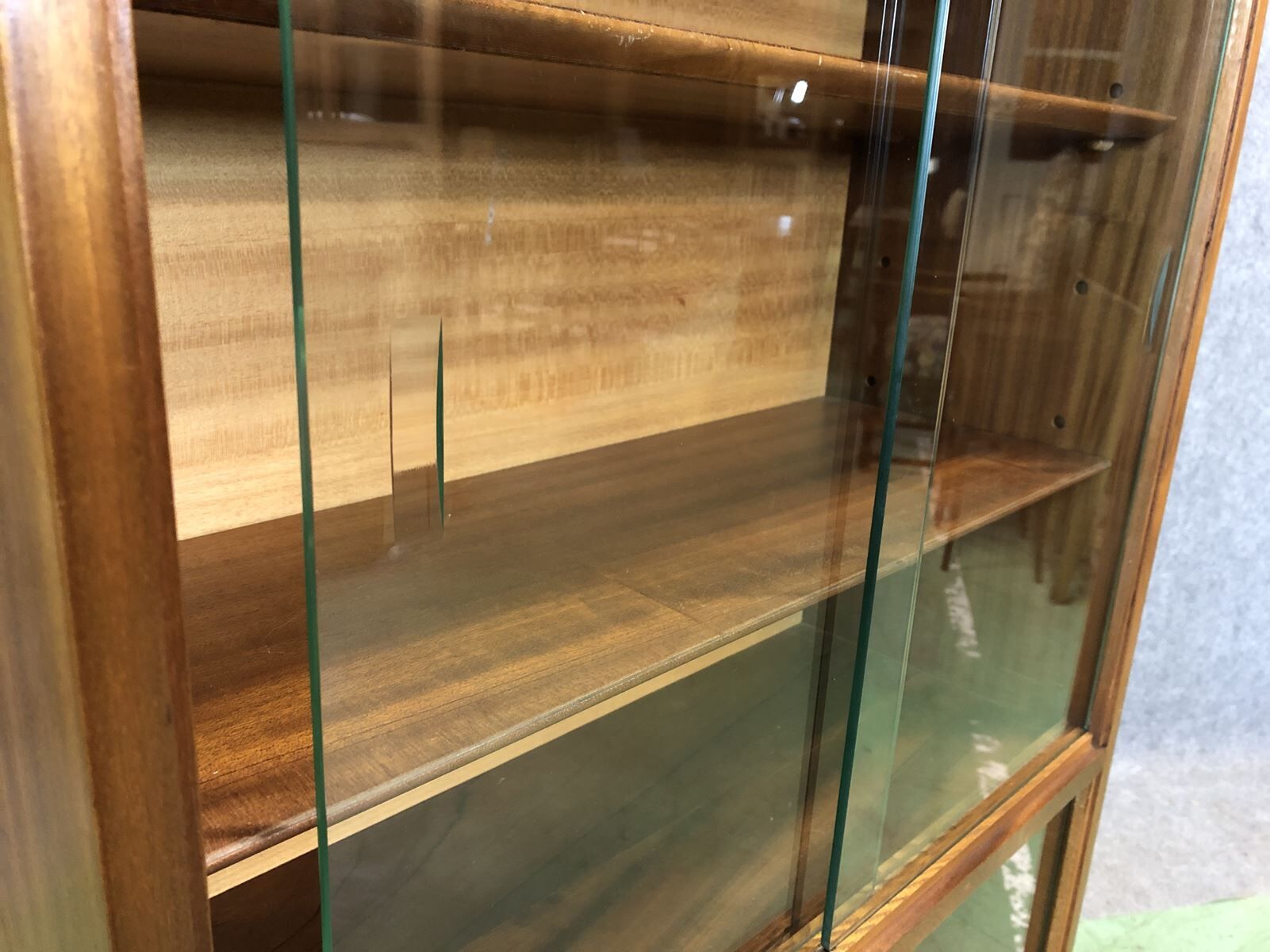 Display with sliding doors in mahogany - 50s
