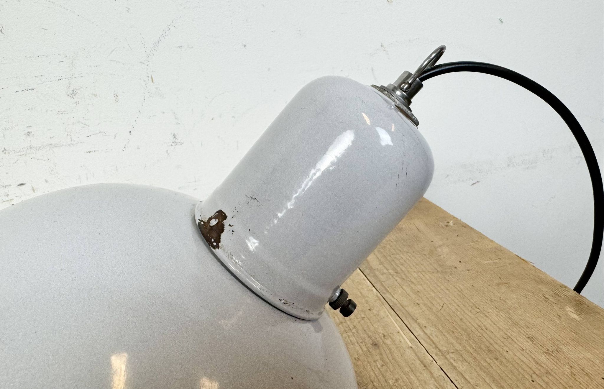 Lampe à suspension industrielle en émail gris, années 1960