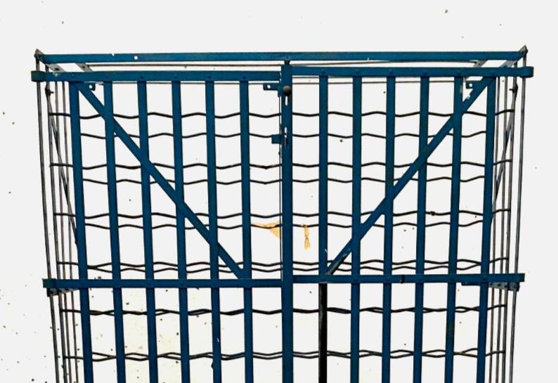 Porte bouteilles a portes en fer forgé XX siècle
