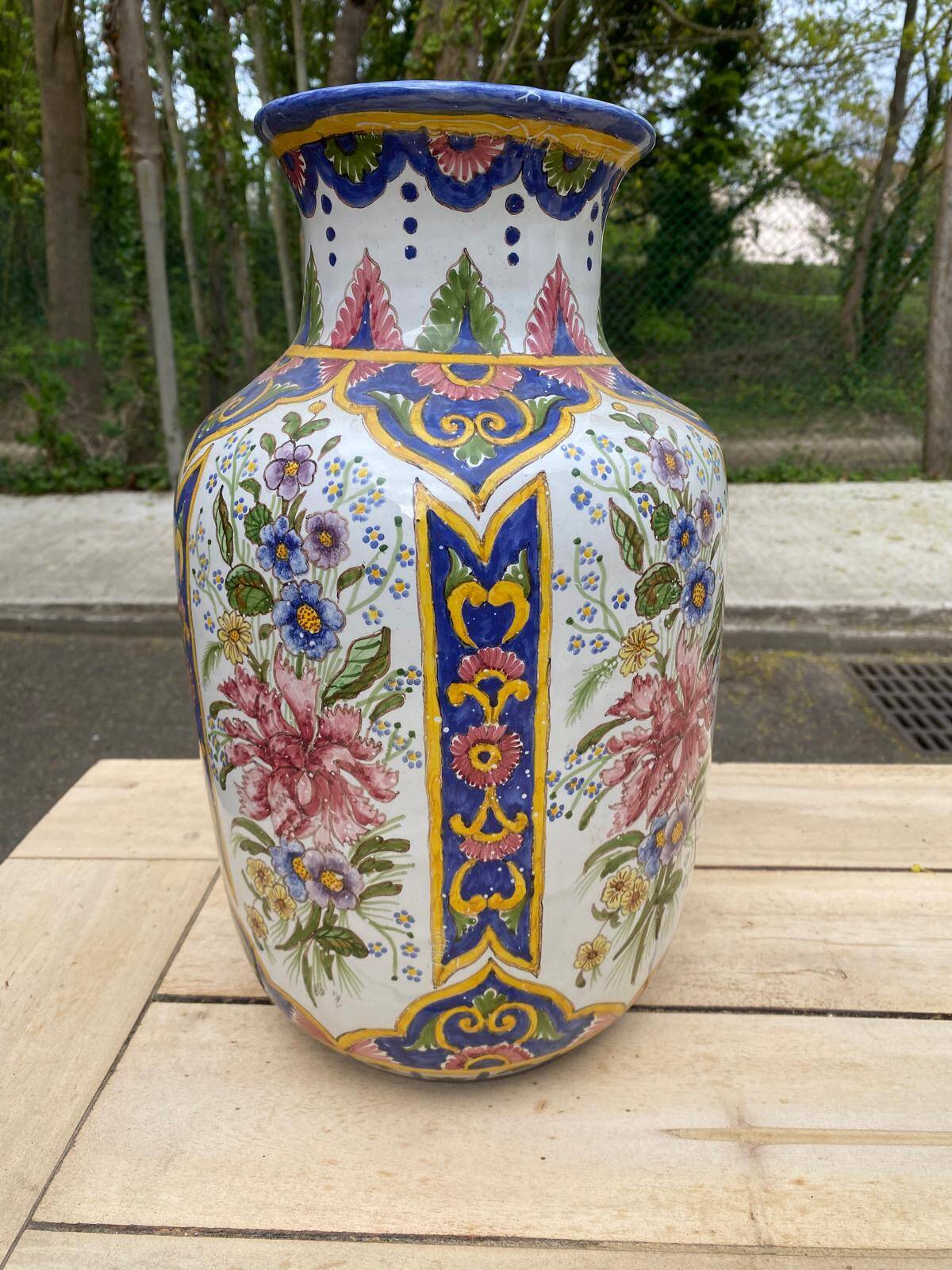 Portuguese vase in hand-painted ceramic from the 1990s.