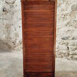Armoire à rideau vintage en chêne français – meuble de rangement des années 1920 avec 12 étagères fixes et ferrures en laiton (42 × 38 × 118 cm)