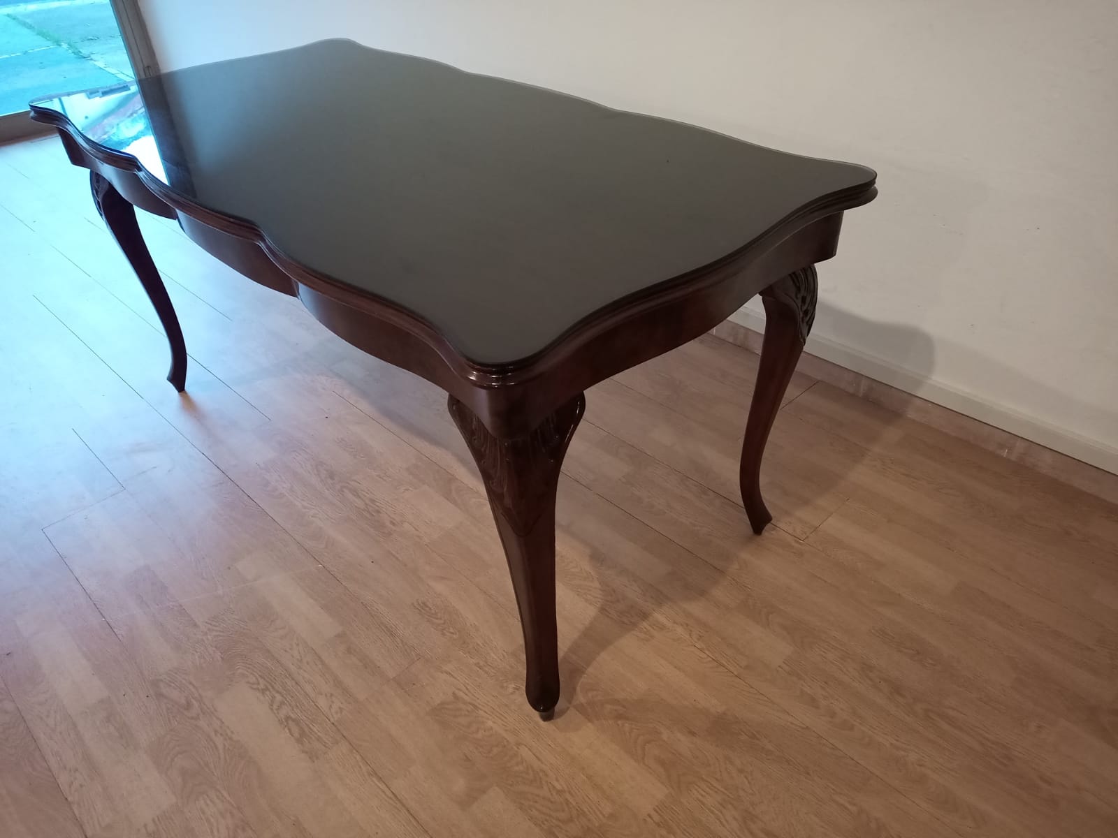 Chippendale mahogany table XXth with walnut piano in smoked tempered glass