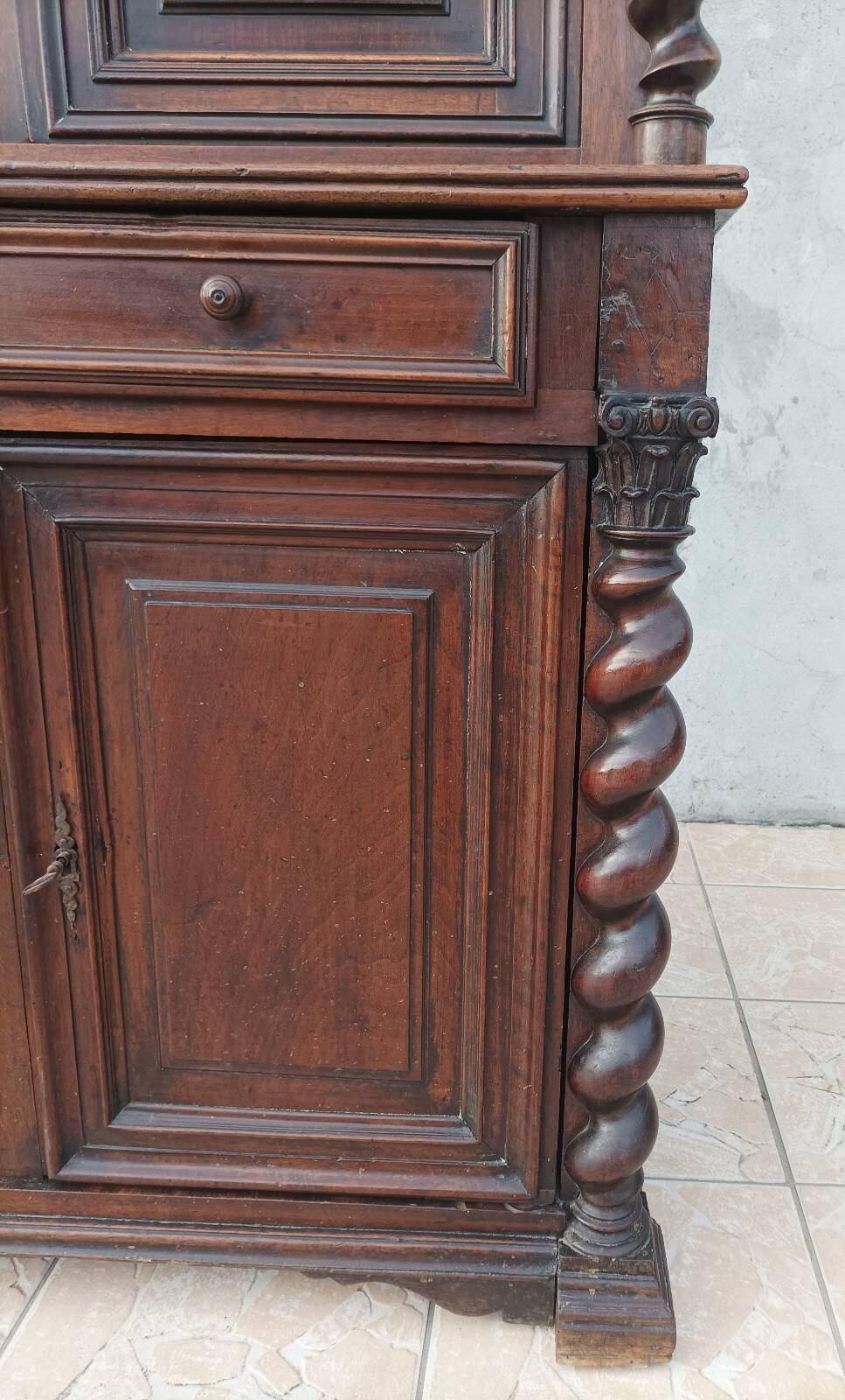 Buffet with 2 bodies Louis XIII in walnut, 19th century.