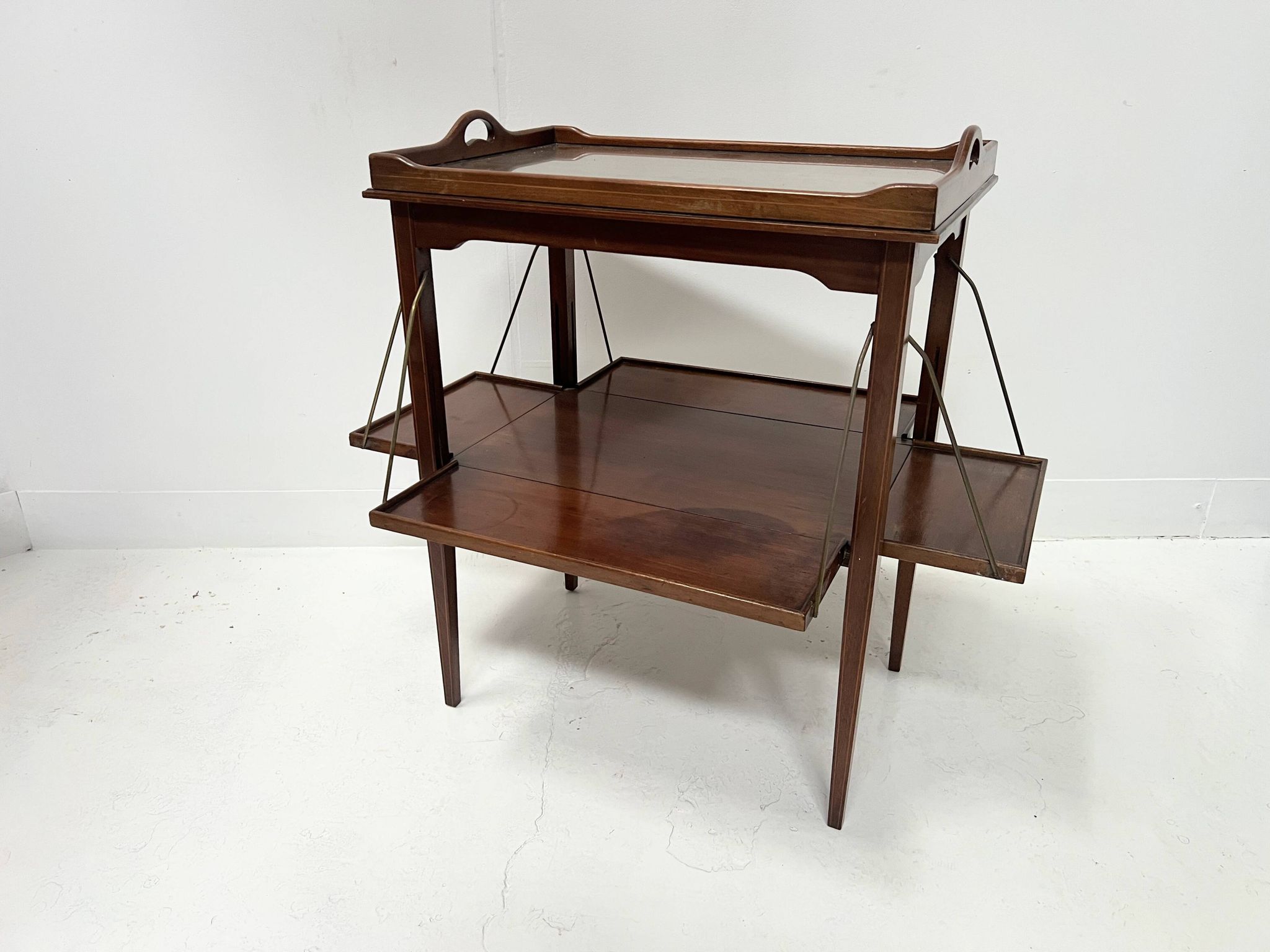 Table a desservir en acajou a décor de filet de marquèterie XX siècle