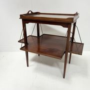 Table a desservir en acajou a décor de filet de marquèterie XX siècle