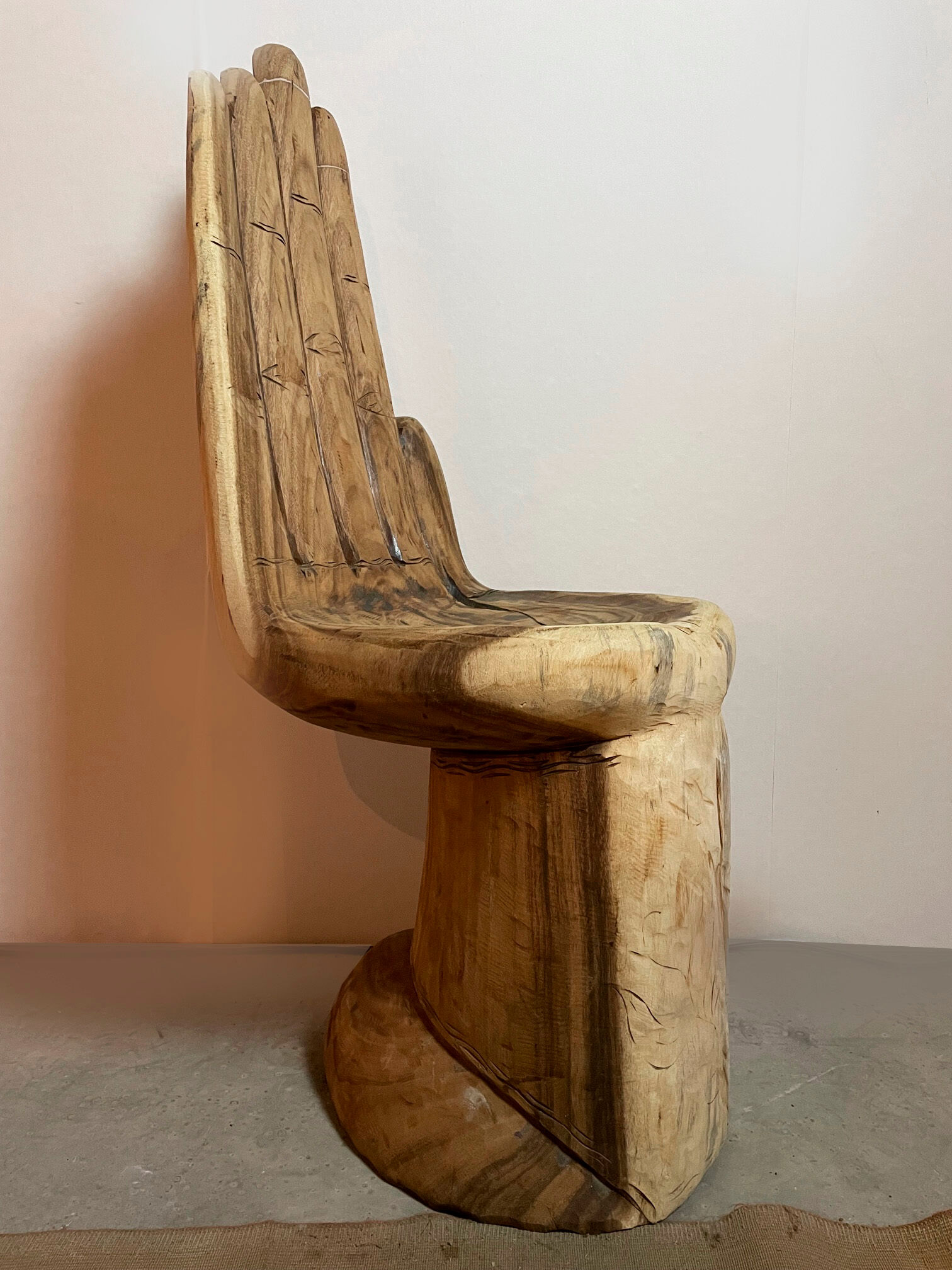 Chaise en forme de main