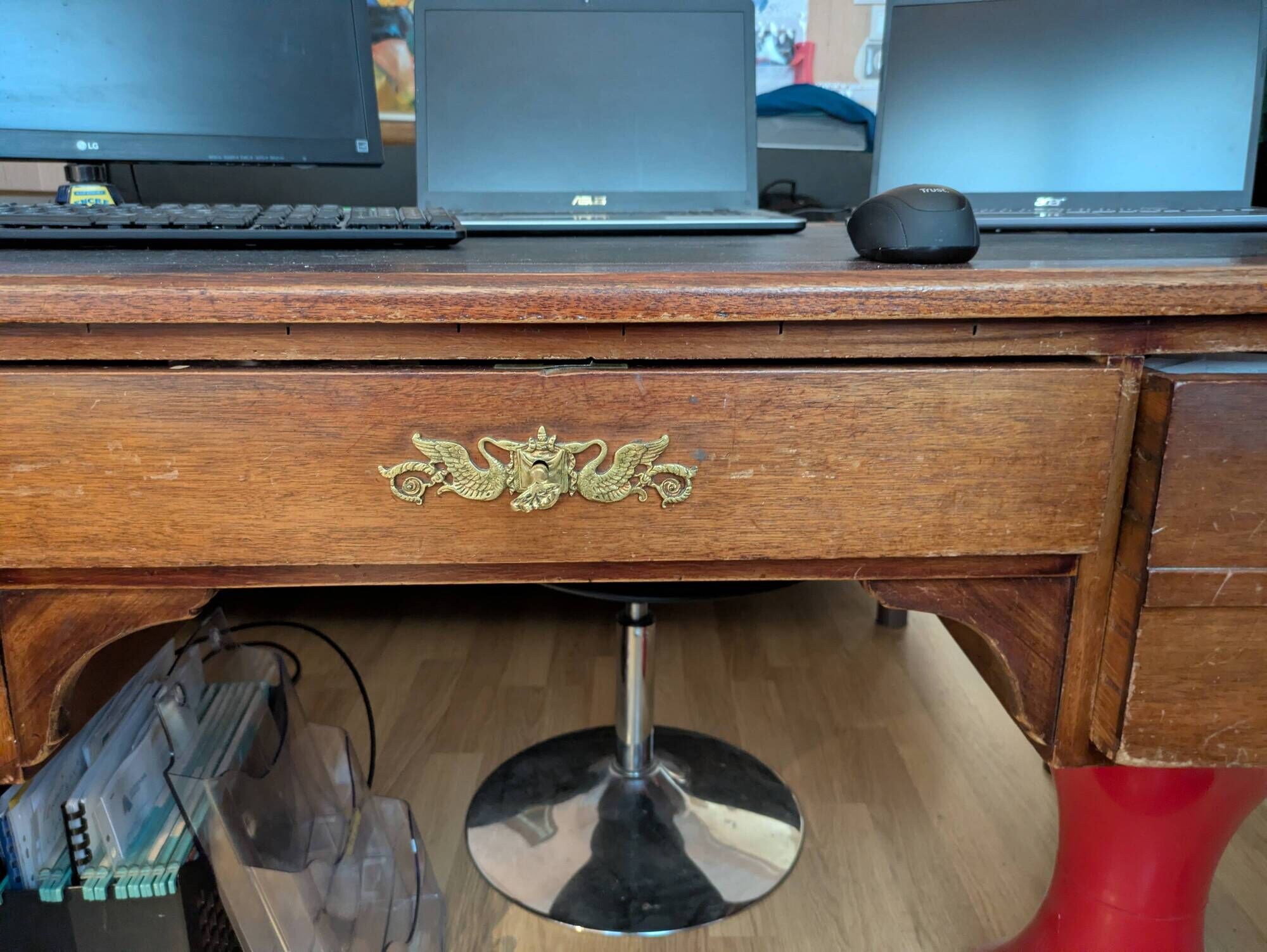 Empire desk in excellent condition. Possibility to sell it individually or as a set.