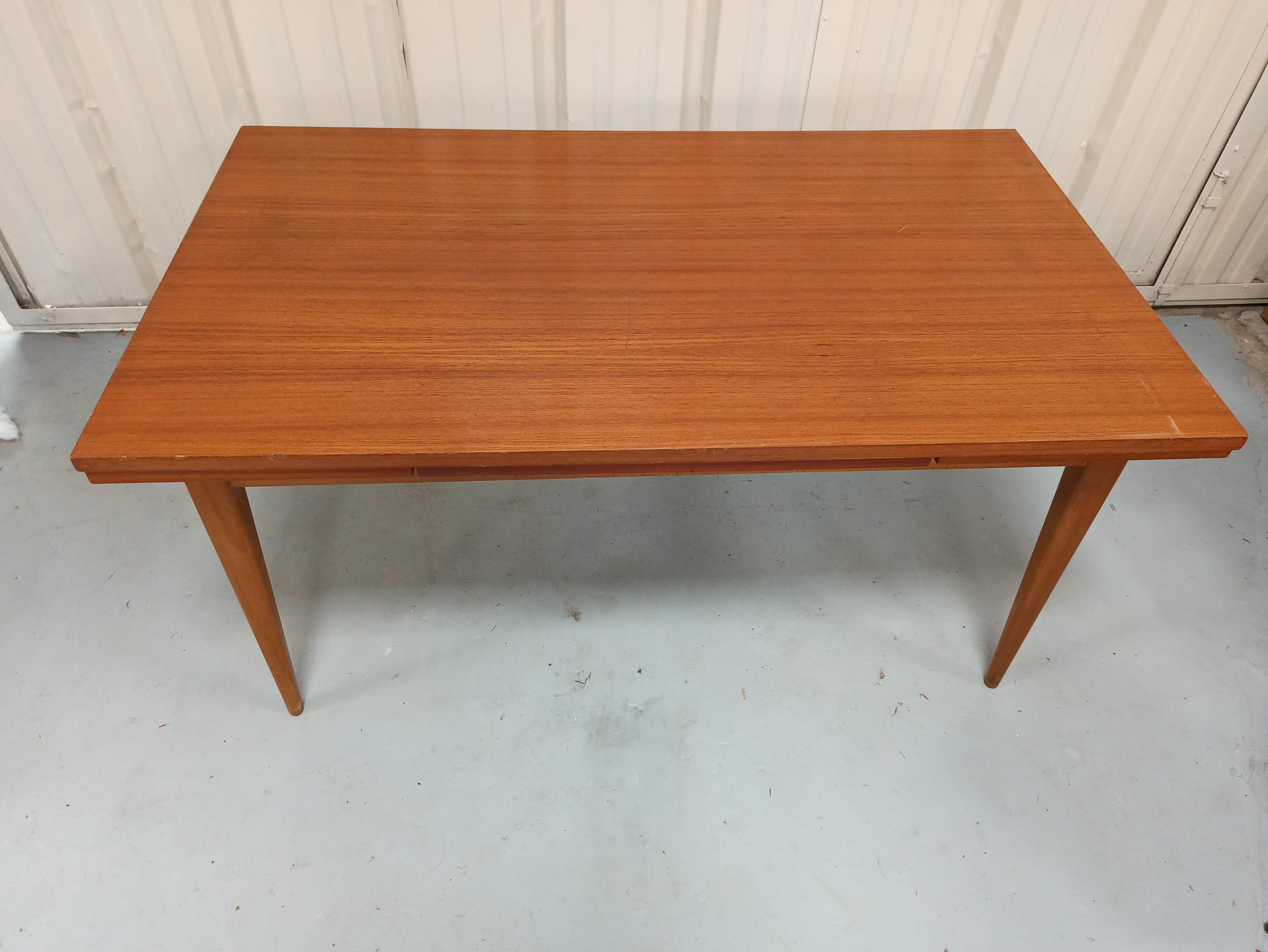 Scandinavian style table 50 year with 2 elongations