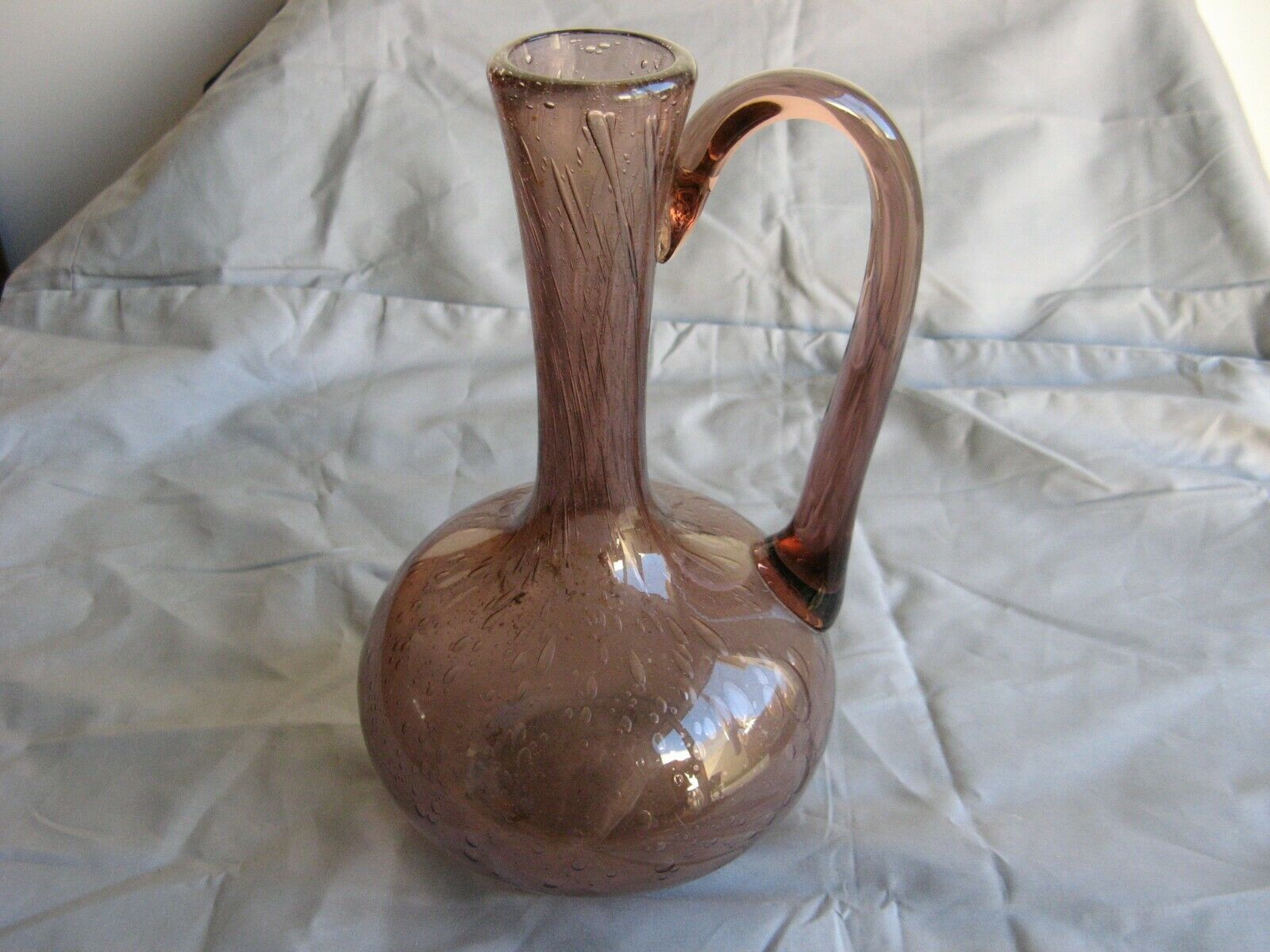 Carafe en verrerie de Biot de couleur violet mauve