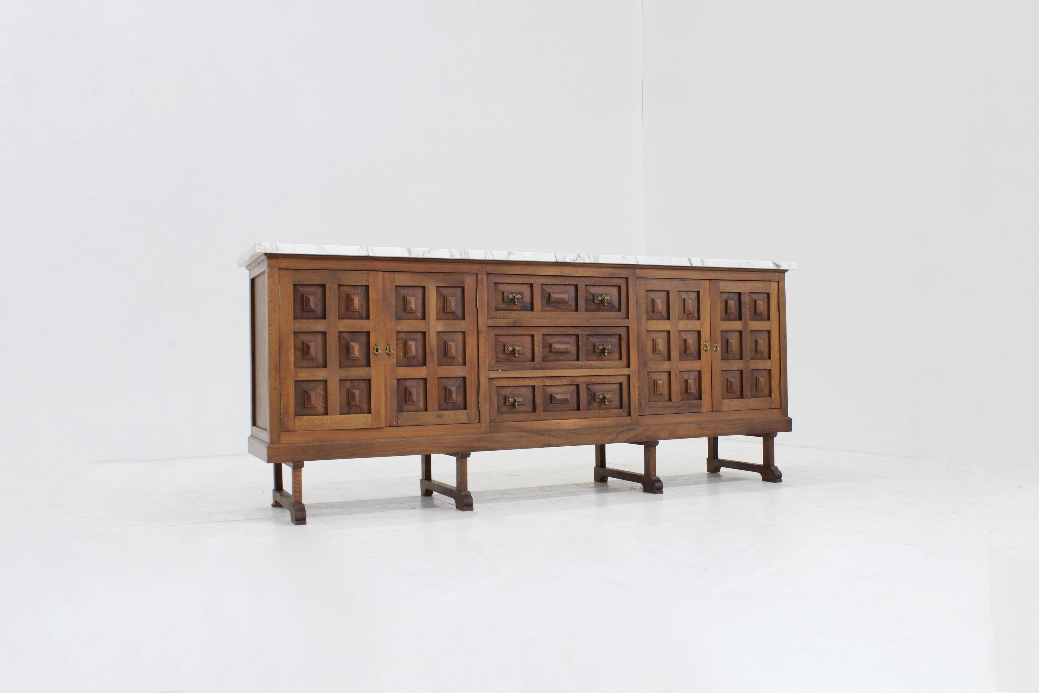 Buffet brutaliste espagnol en bois massif et marbre