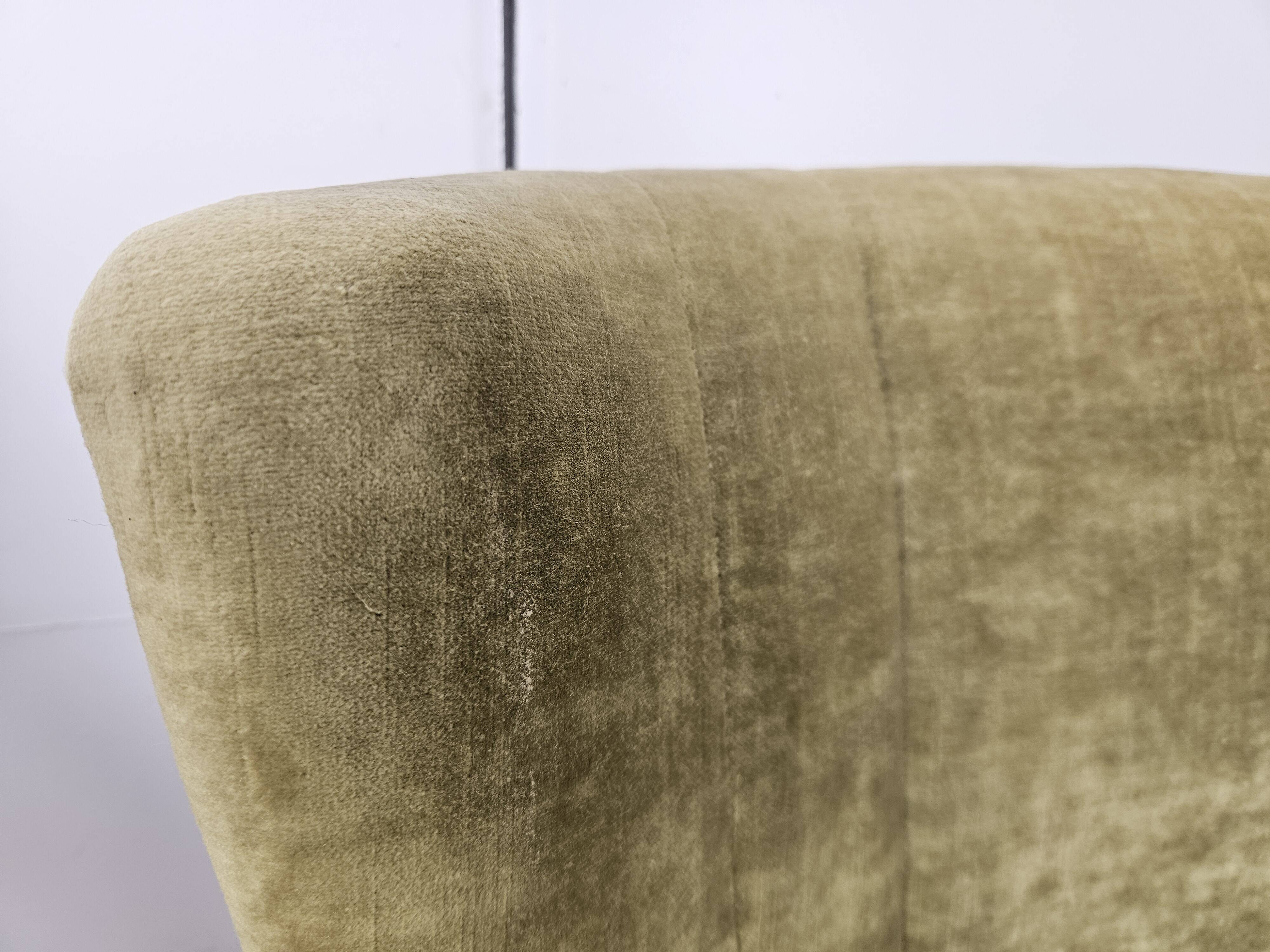 Deux fauteuils cocktail en tissu vert des années 1950 à roulettes