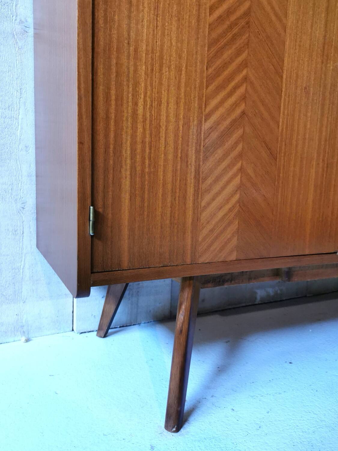 Compass feet sideboard