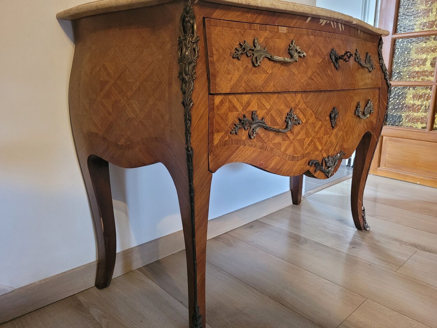 Curved chest of drawers in Louis XV style marquetry