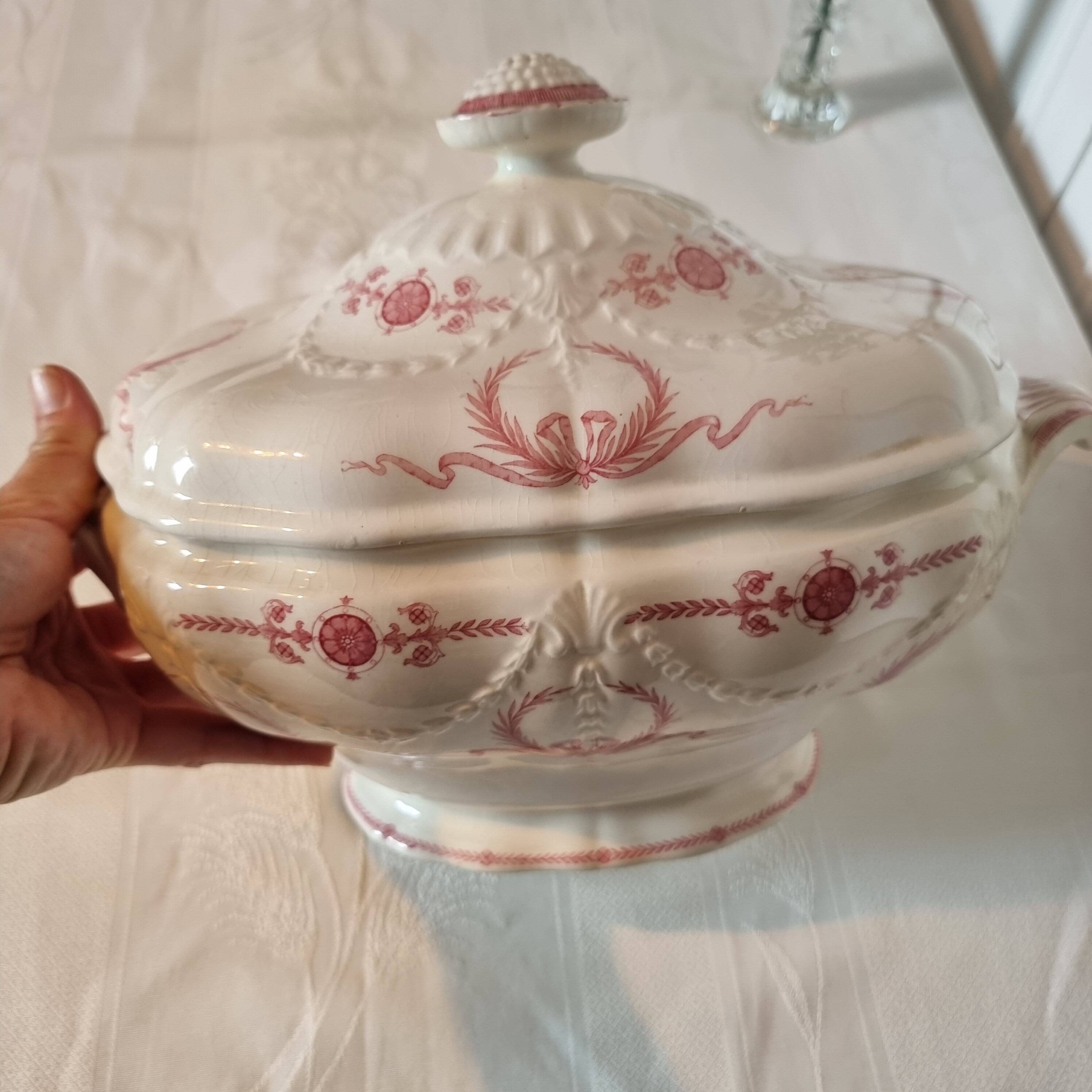 Superb and large English porcelain soup tureen by Minton (19th century)