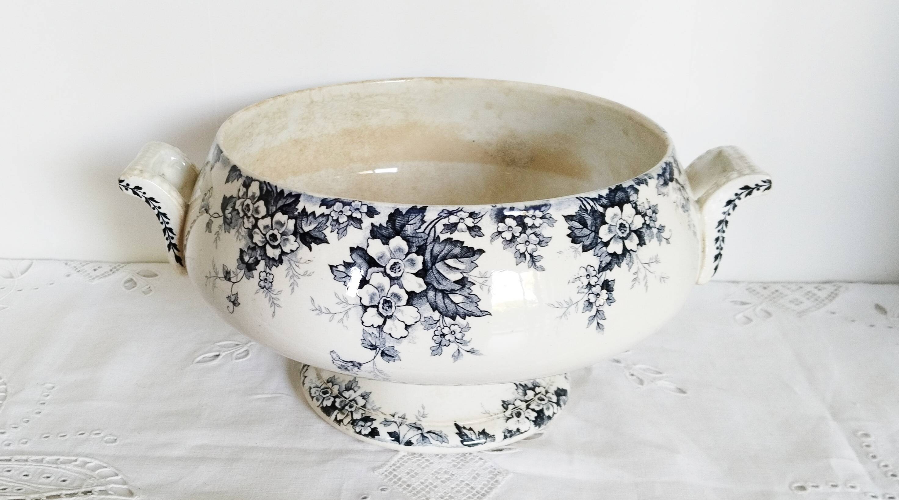 Antique Saint Amand earthenware salad bowl or soup tureen, Marie-Louise model