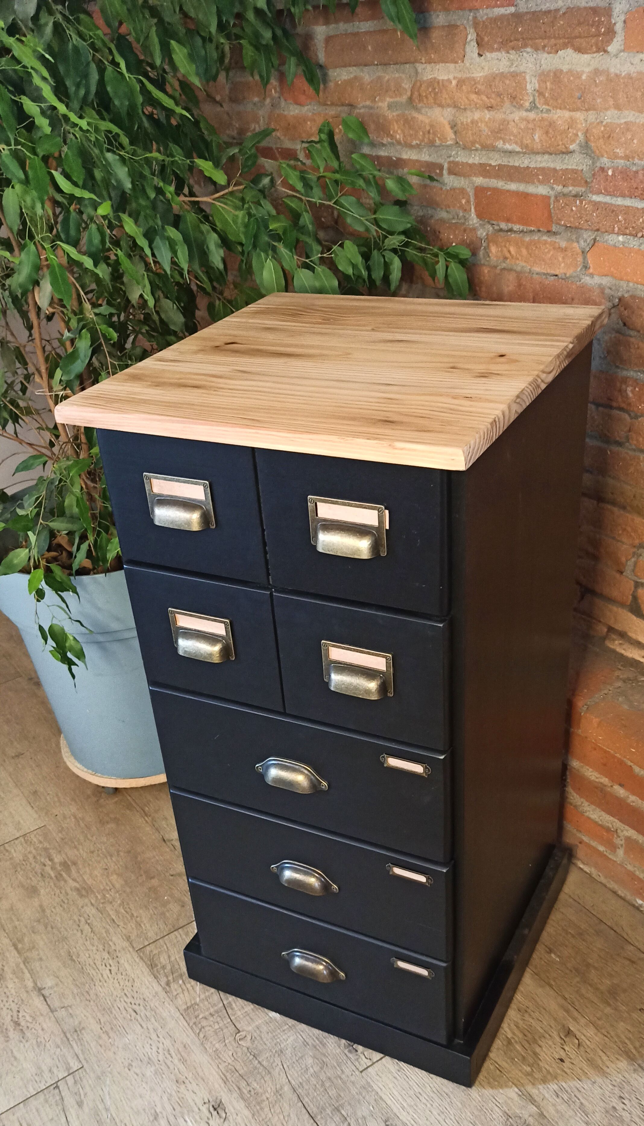 Black and wood ragpicker