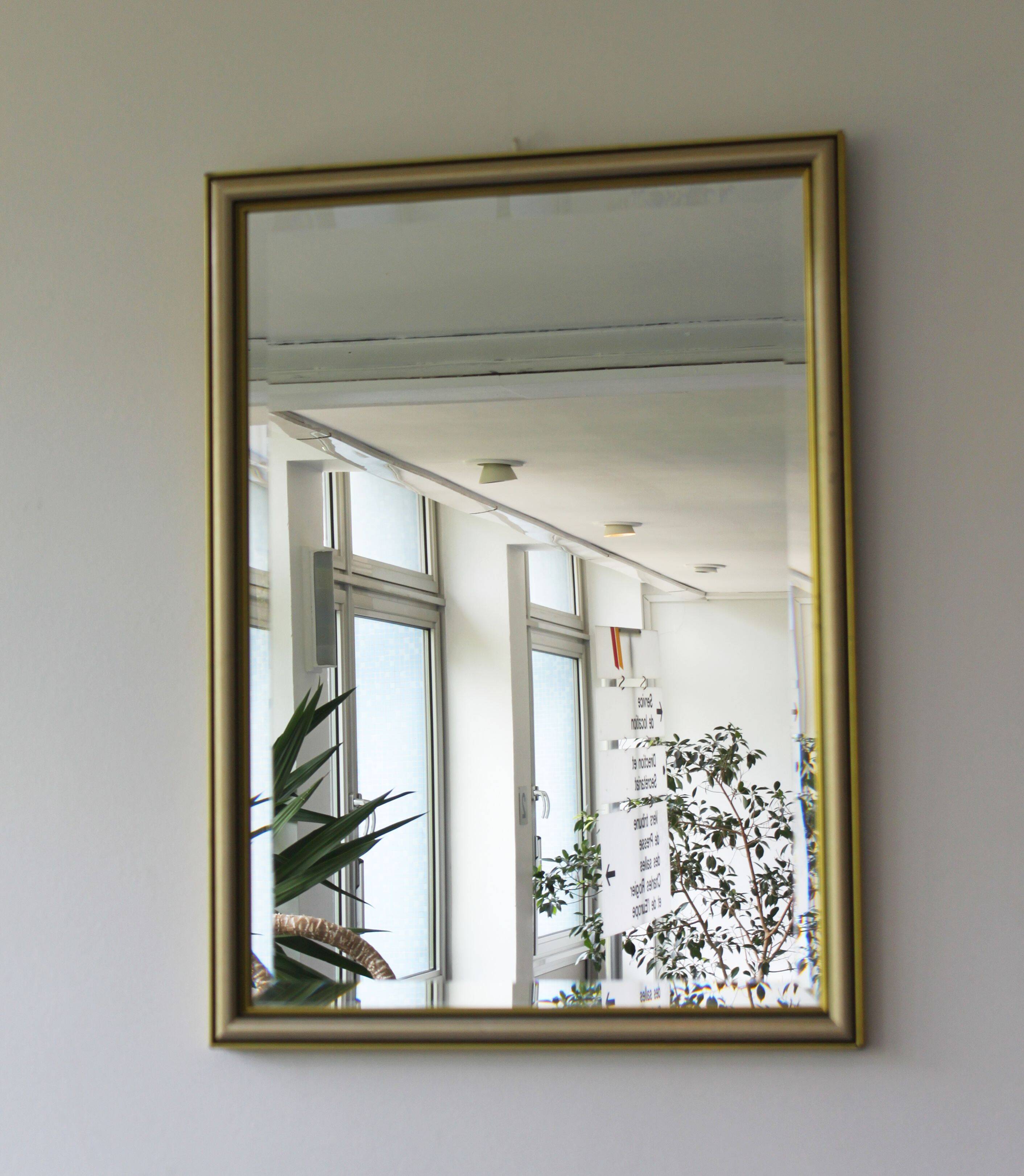 Miroir rectangulaire biseauté au cadre bicolore, Italie, 1960