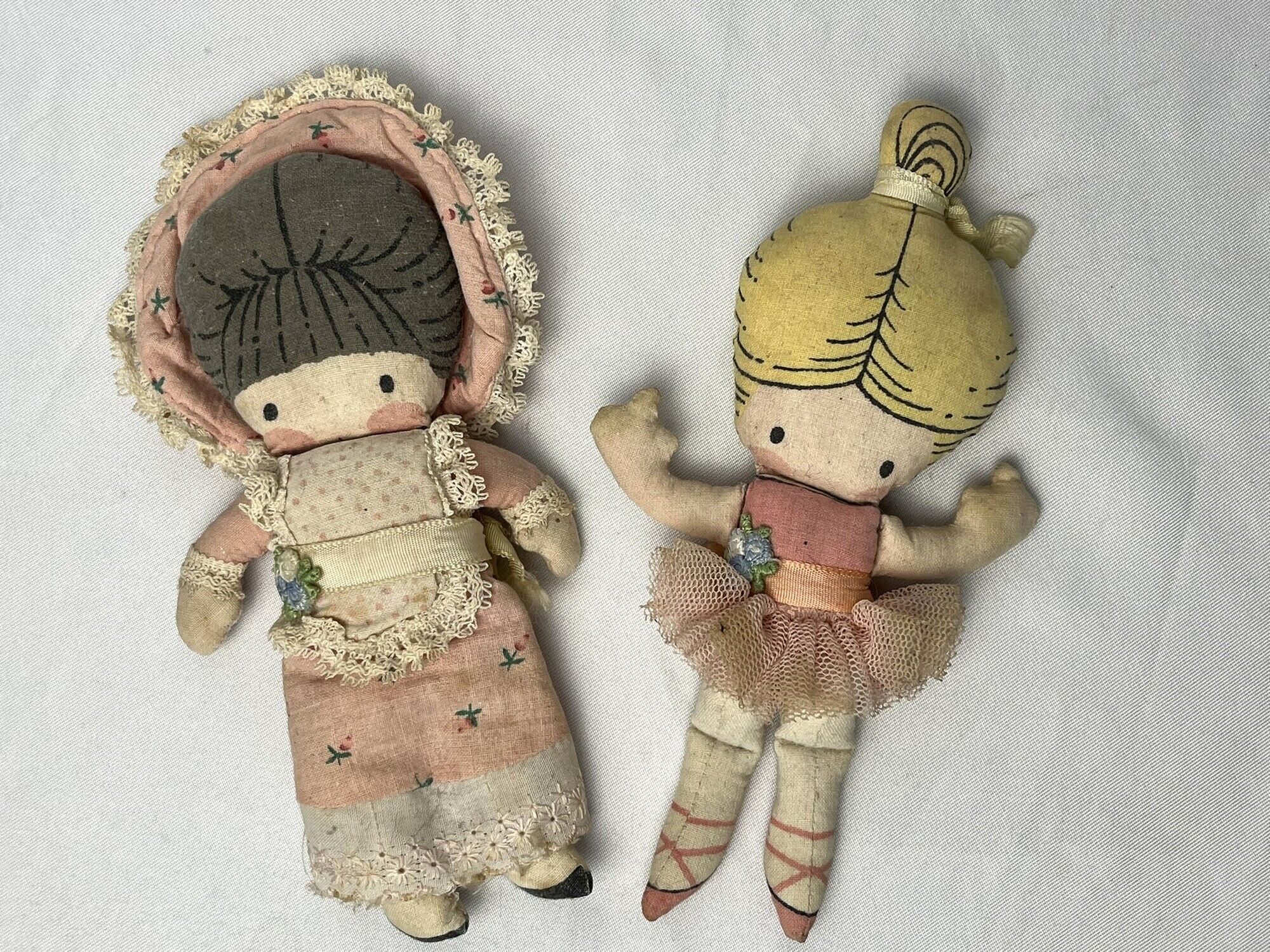 Jouets anciens, deux poupées de poche chiffon Wolpit California 1975