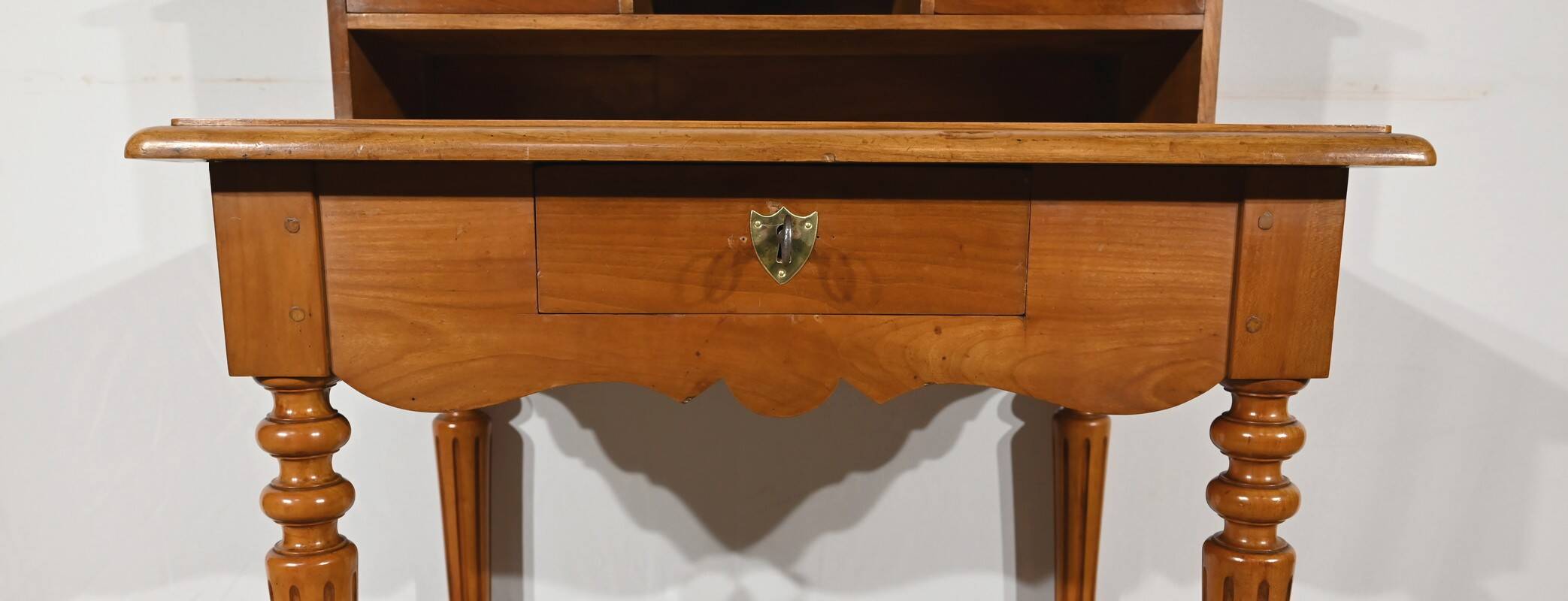 Small Tiered Desk in Blond Cherry, Louis Philippe style – Late 19th century