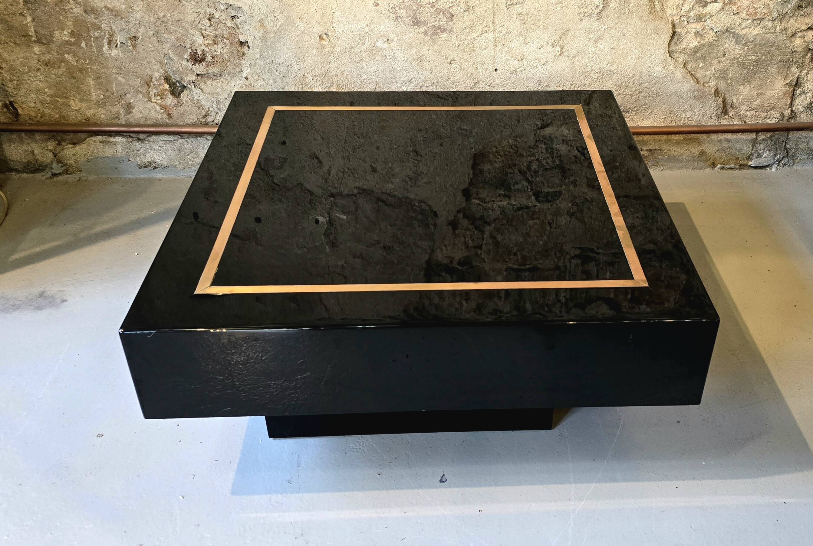 Table basse carrée en laque noire et laiton-Jean-Claude Mahey