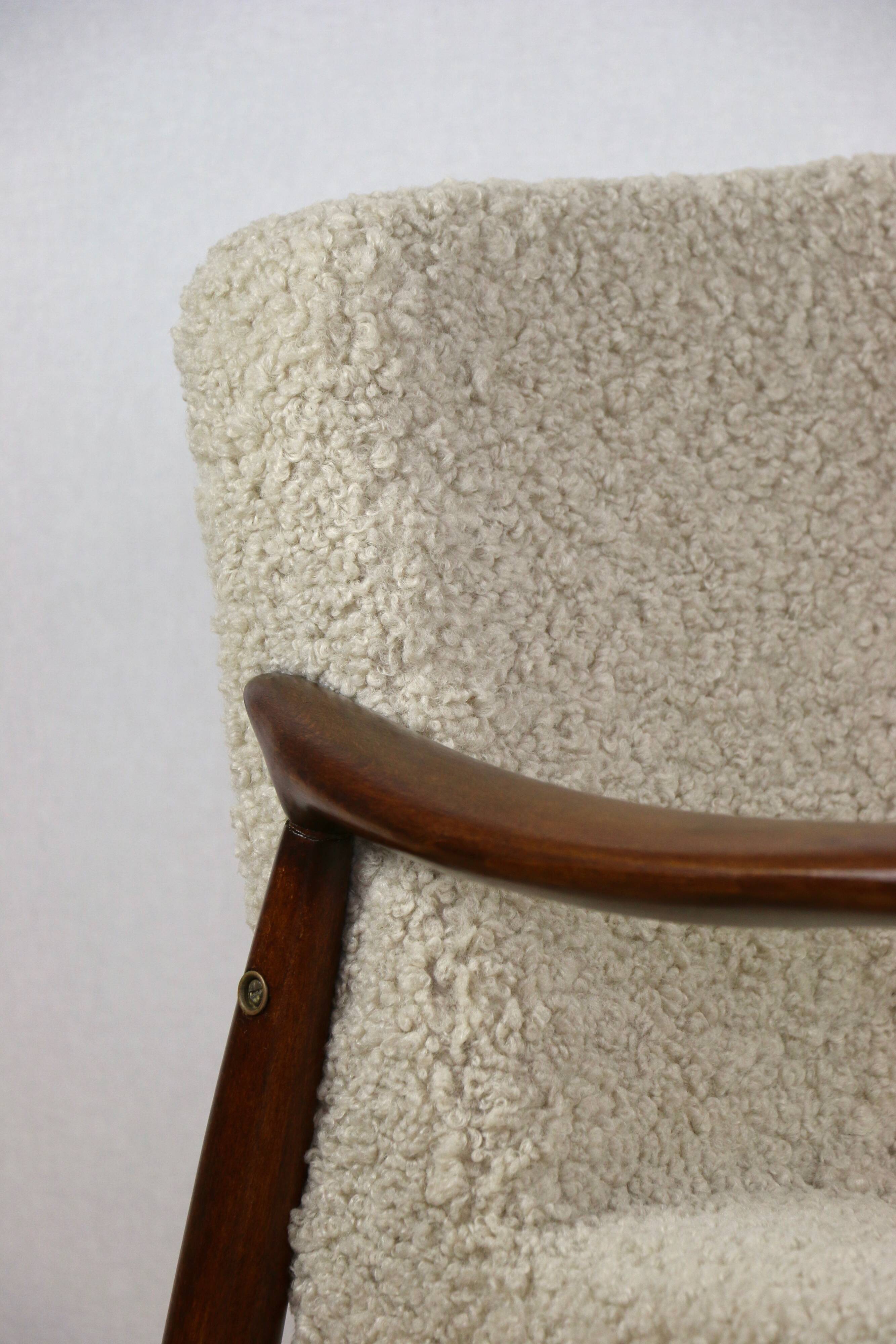 Vintage armchair GFM 300-202 design J.Kedziorek Loft 70s vintage beige boucle lamb - 2 pieces available