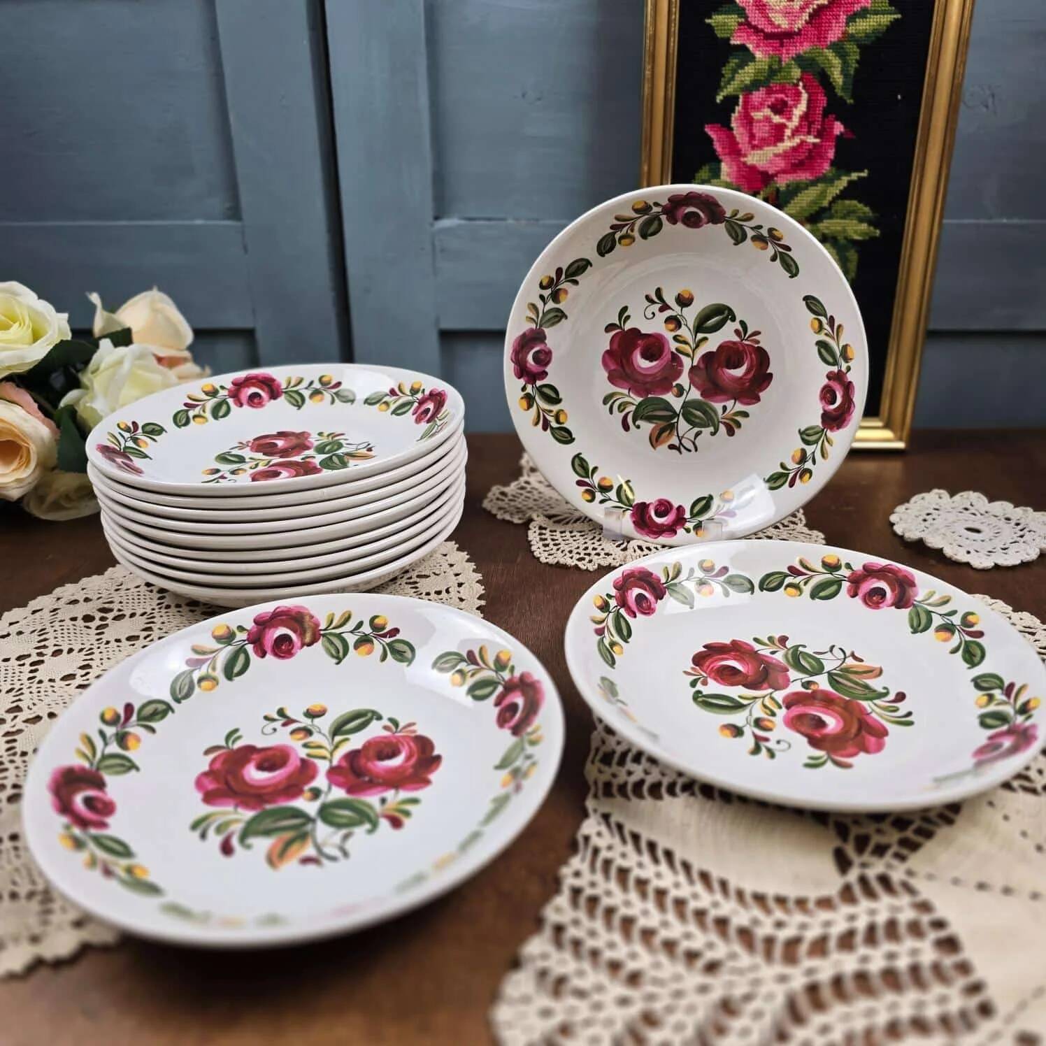 Ensemble de 12 assiettes creuses Moulin des Loups Ottawa – Fleurs bordeaux