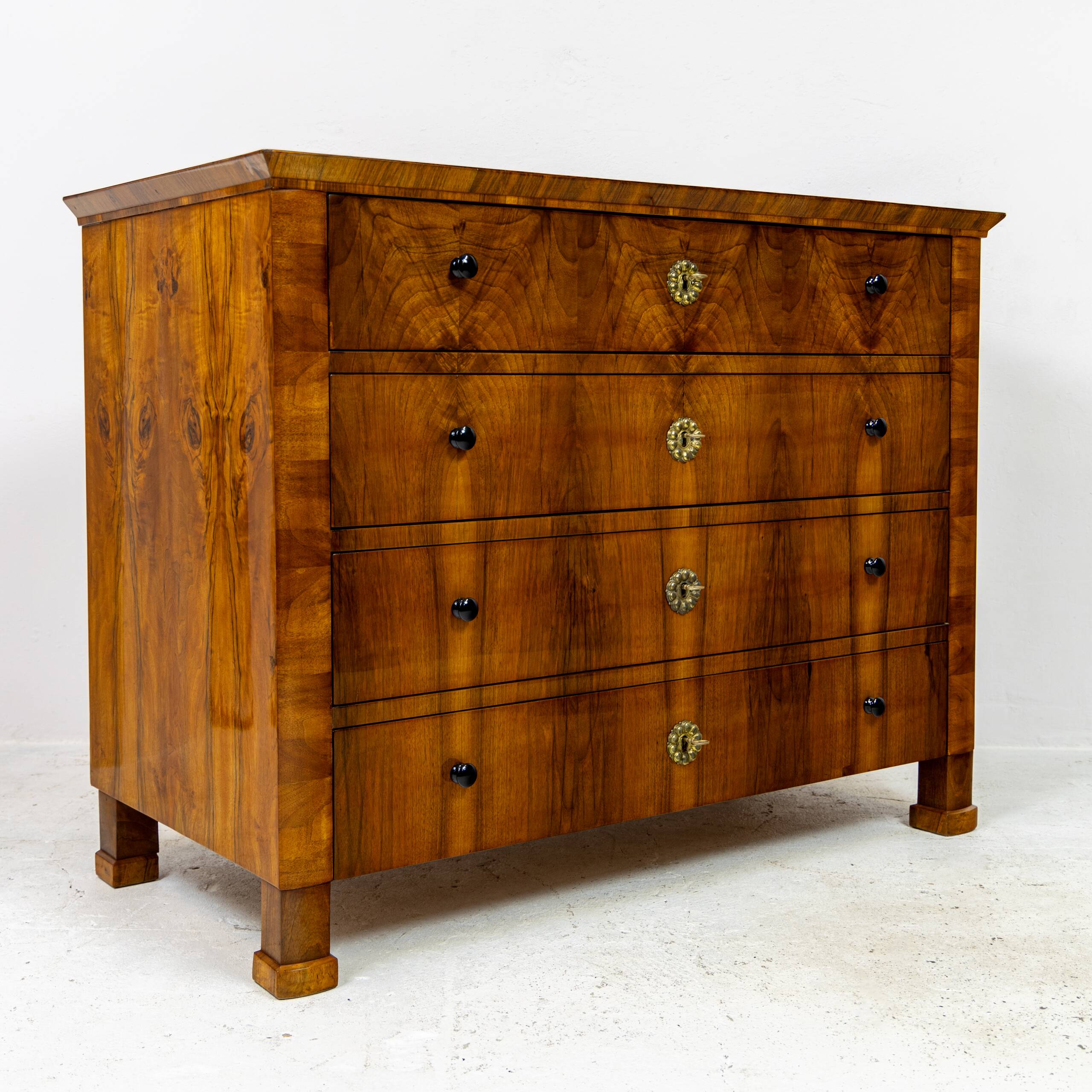 Grande commode Biedermeier en placage de noyer 1820-1840