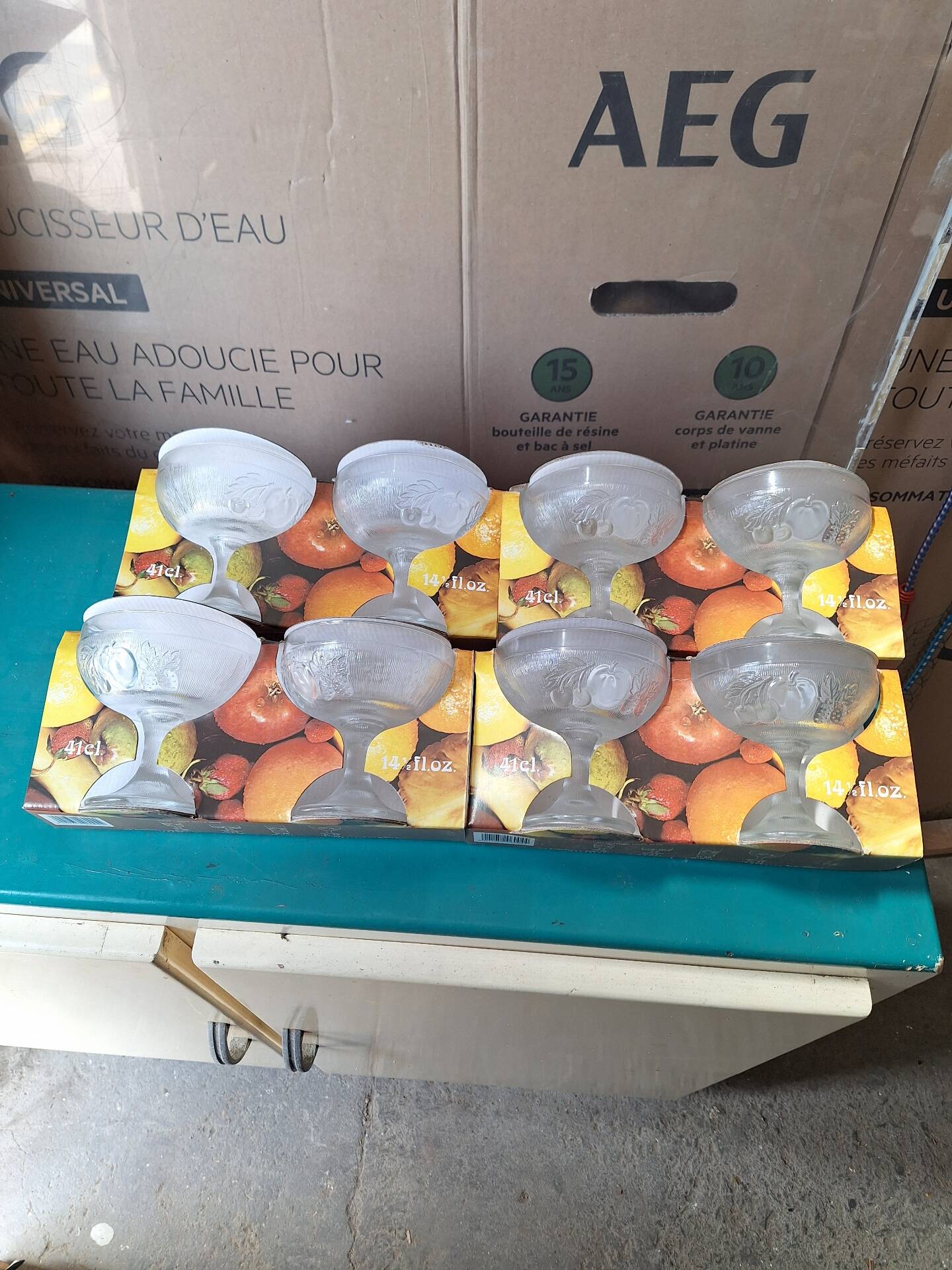 Set of 8 glass fruit salad bowls, ice cream cups, mousse.
