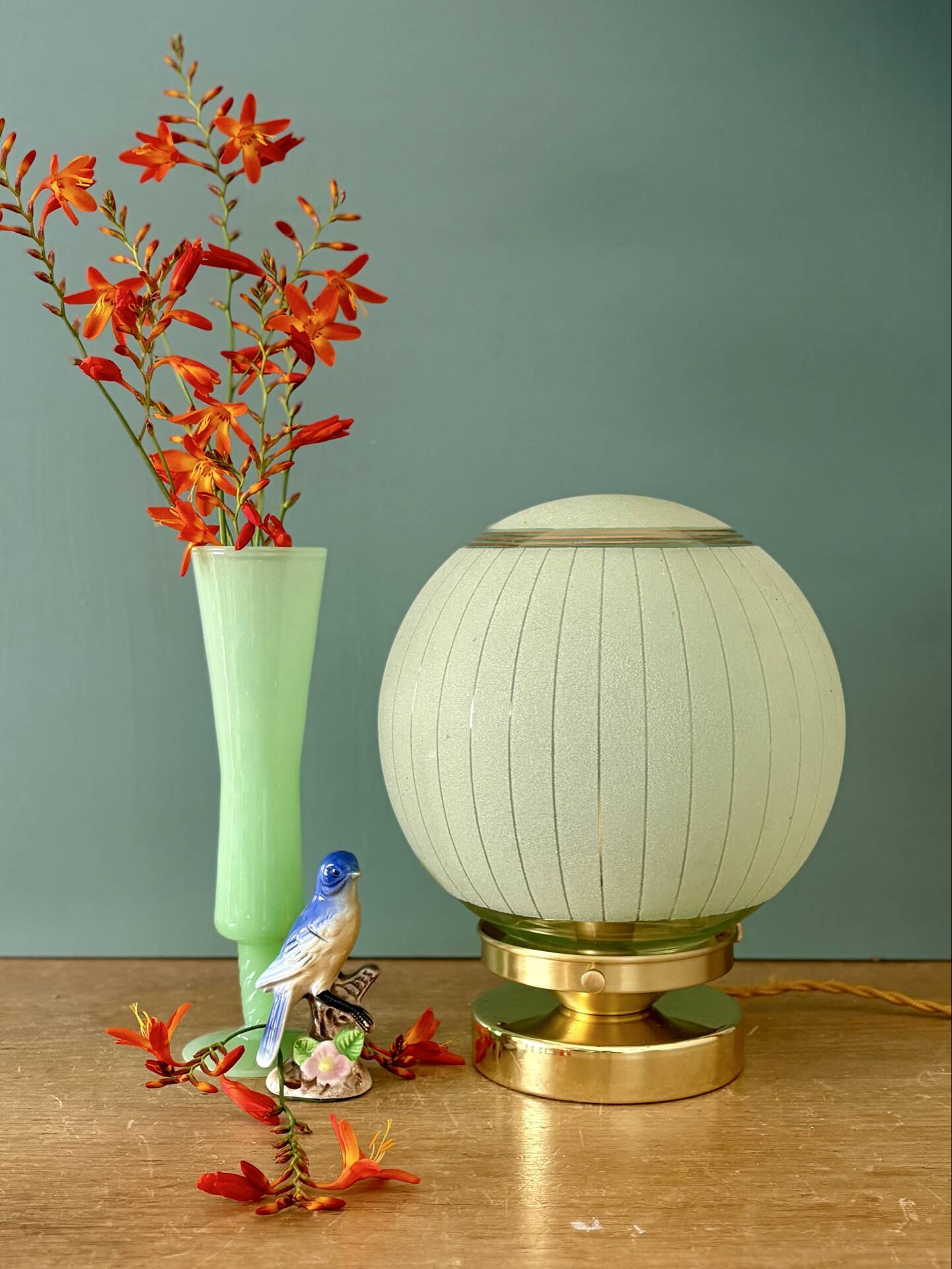 Lampe à poser globe vintage en verre granité vert et doré