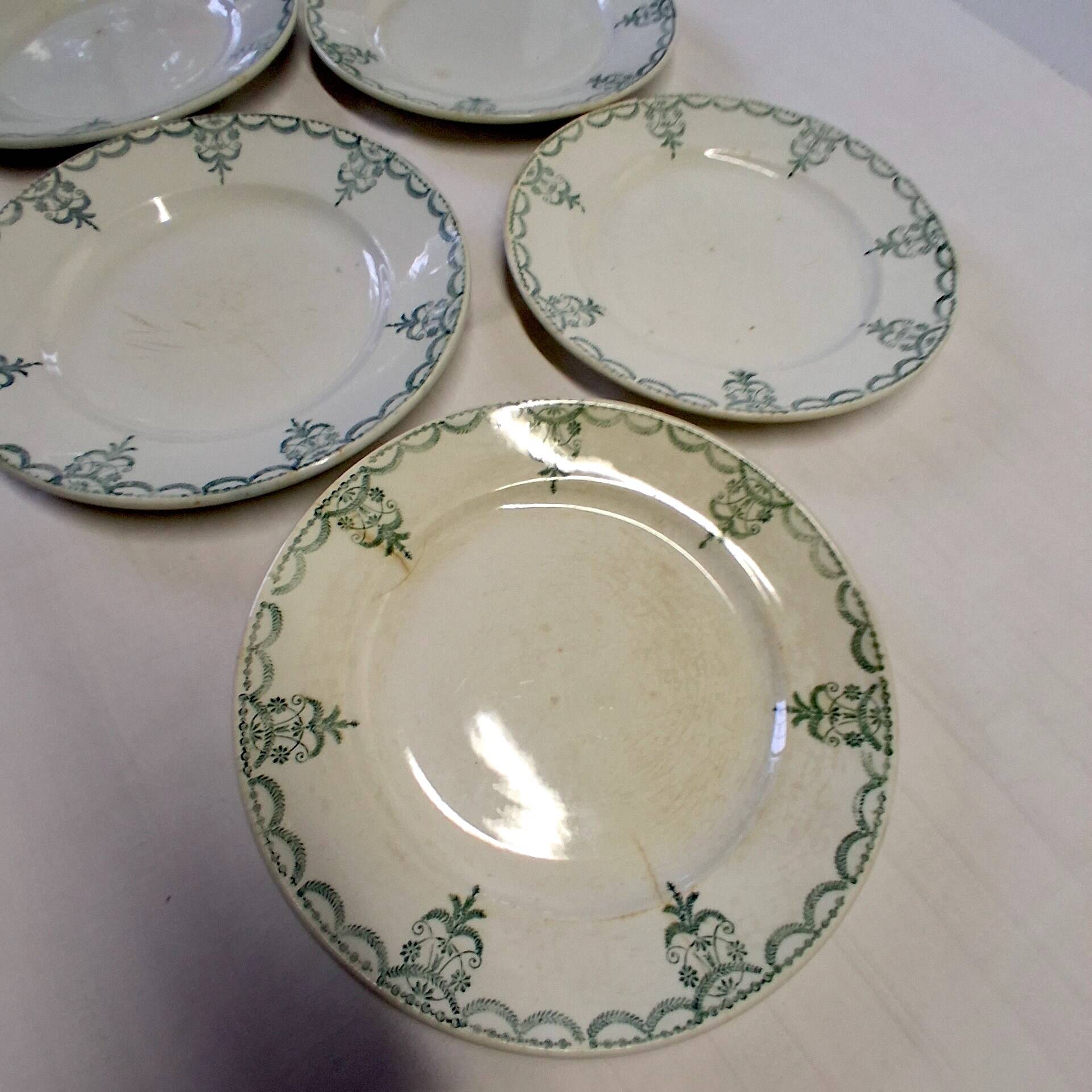 5 assiettes à dessert ancienne de chez Moulins des loups en bon état