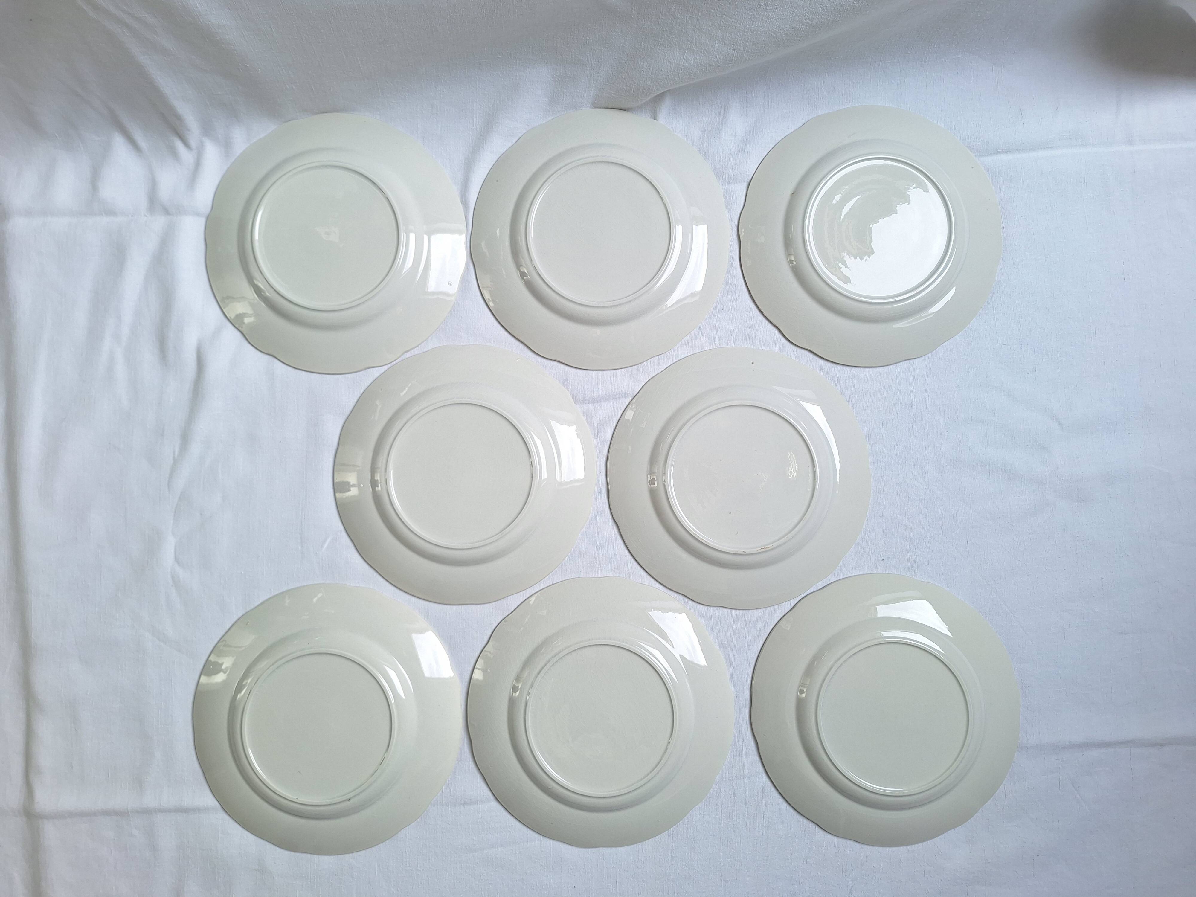Assiettes plates vertes et bordeaux des années 50's