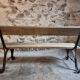 Banc de jardin ancien avec base en fer forgé et assise en chêne